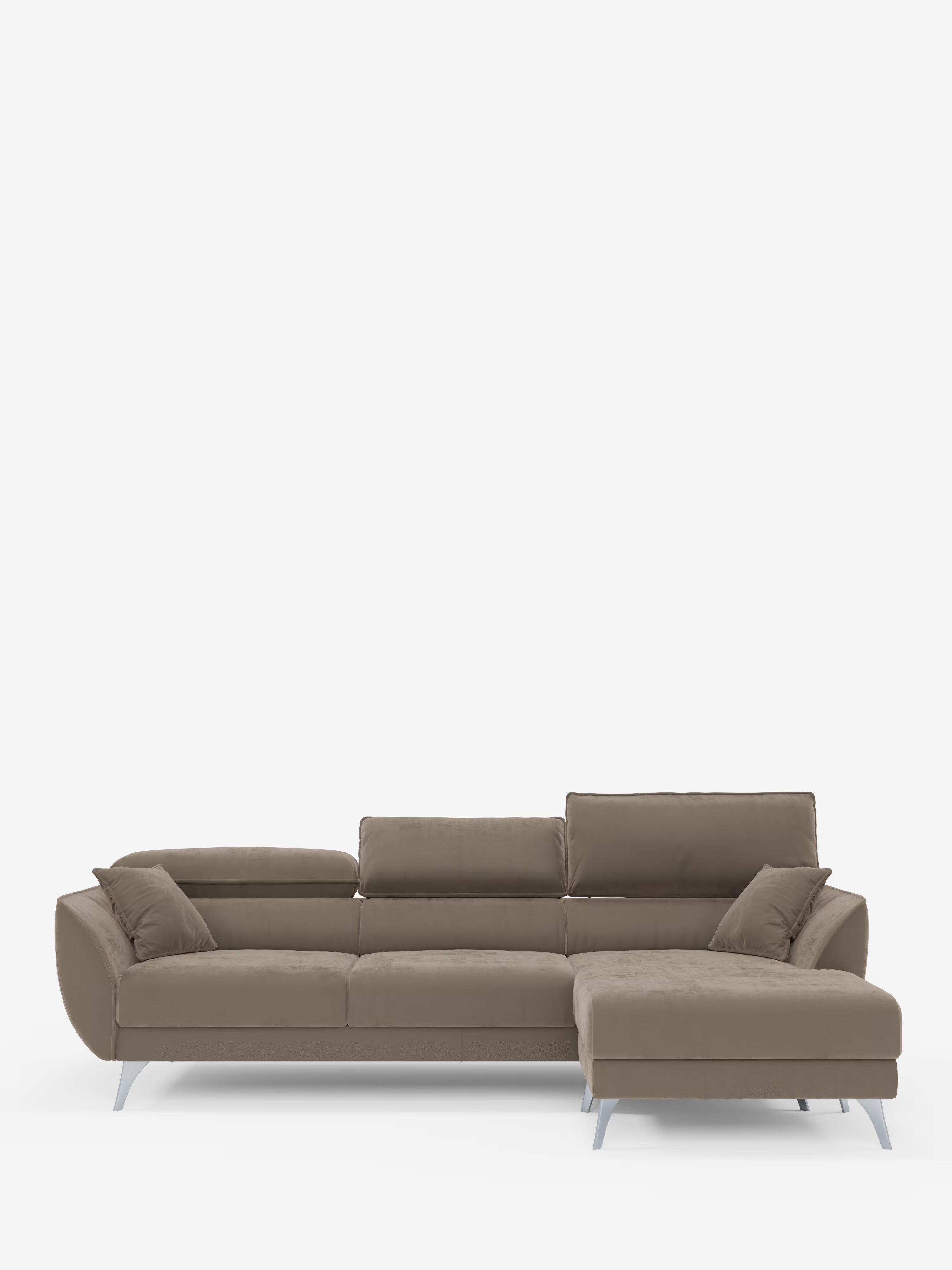 Il “Michelangelo Divano Angolare con Penisola e Sedute Estensibili” di Divani.Store è un moderno divano componibile a L, o divano angolare, rivestito in raffinato tessuto T30 color taupe con effetto velour, resistente alle macchie. È dotato di tre cuscini di seduta, una chaise longue estesa sul lato destro, poggiatesta reclinabili, braccioli angolati e gambe in metallo argentato, raffigurato su uno sfondo bianco a tinta unita.