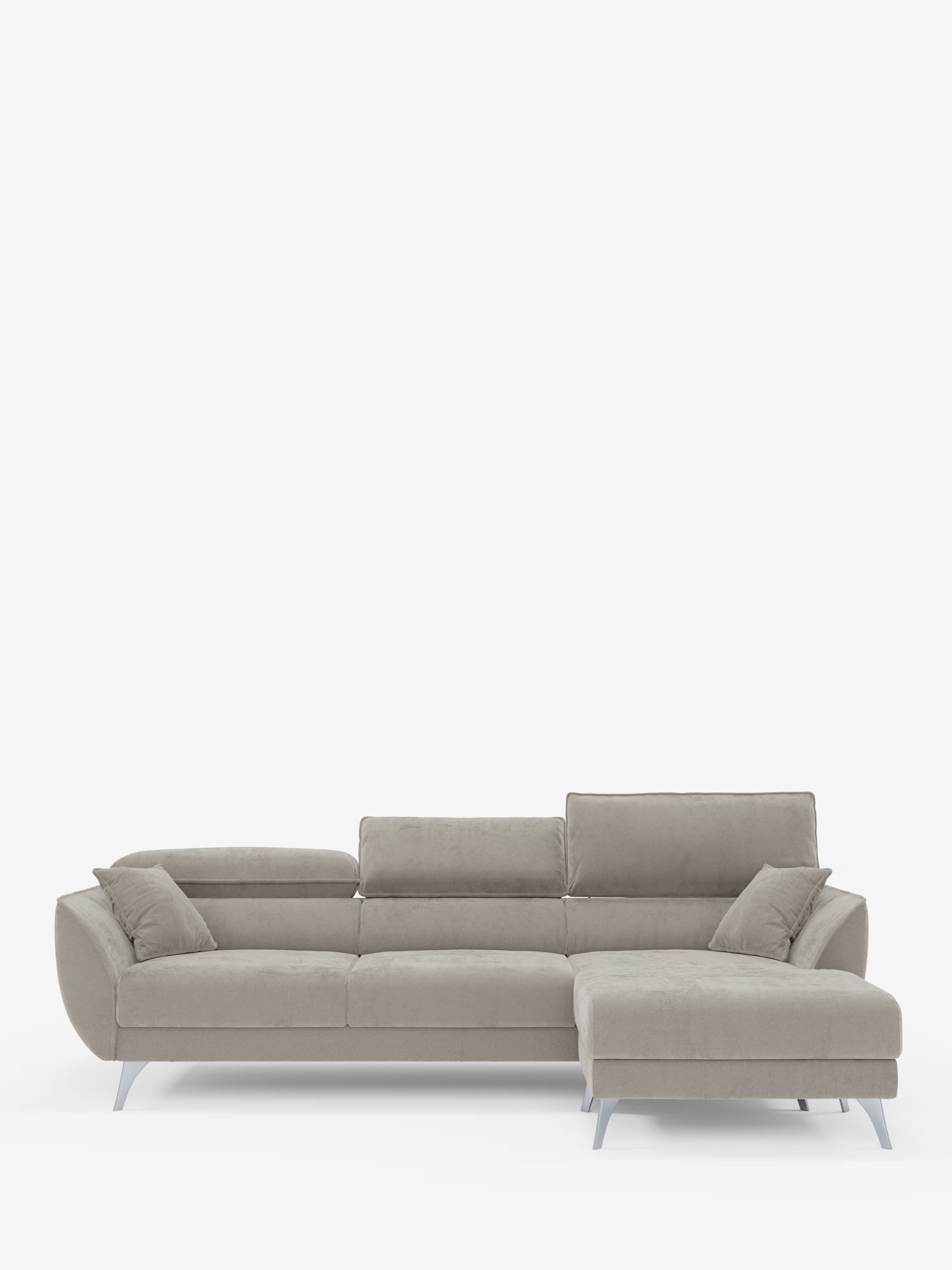 Il divano angolare con penisola e sedute estensibili Michelangelo di Divani.Store presenta un design moderno in grigio chiaro, rivestito in raffinato tessuto T30 effetto velluto, resistente alle macchie. È dotato di tre cuscini di seduta con sedute estensibili, poggiatesta reclinabili e una penisola sul lato destro. Sono inclusi due cuscini quadrati coordinati alle estremità, mentre le gambe sottili e angolate color argento completano il look.