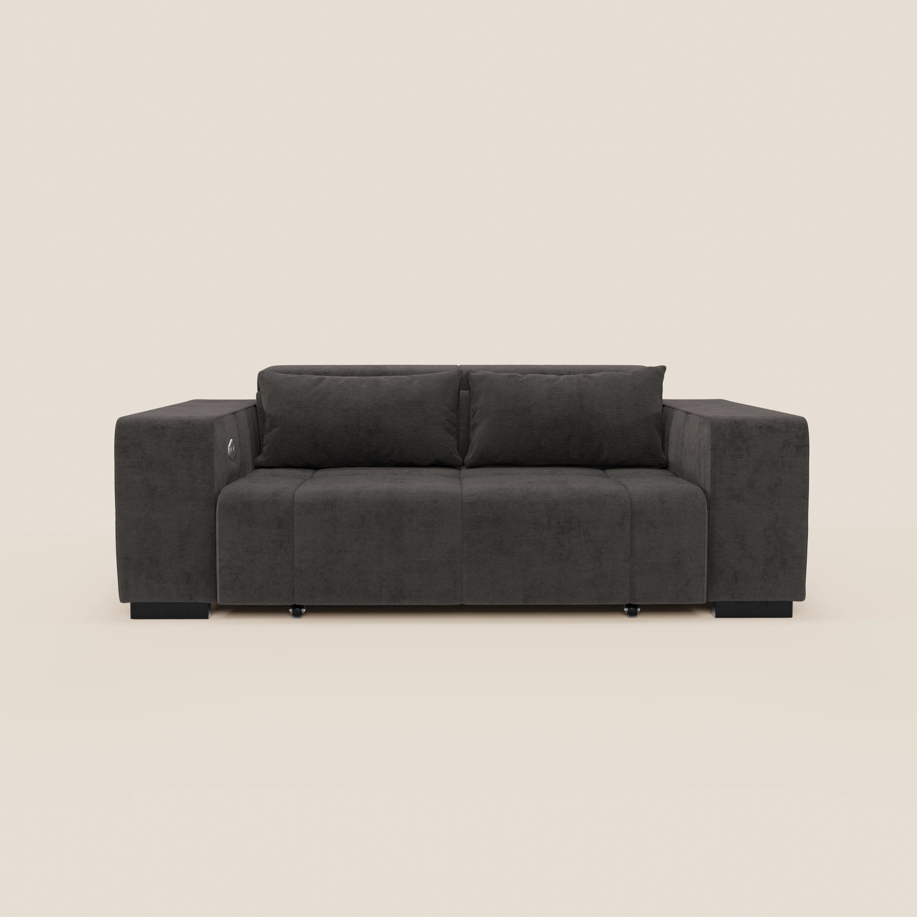 Il Monarch Divano con Relax Elettrico di Divani.Store, in morbido tessuto T31 smacchiabile, grigio scuro, con ampi braccioli, due sedute e poggiatesta reclinabili, è posizionato su corti piedini neri davanti a uno sfondo beige.
