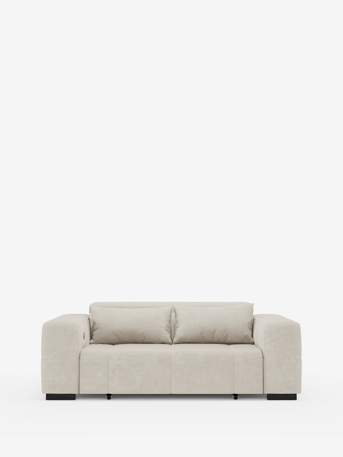 Un divano Monarch beige chiaro con funzione relax elettrica per l’allungamento delle sedute e poggiatesta reclinabile di Divani.Store, caratterizzato da tre posti, ampi braccioli squadrati, morbidi cuscini e un design minimalista. Rivestito in morbido tessuto T31 resistente alle macchie, questo divano moderno poggia su gambe corte nere ed è raffigurato su uno sfondo bianco a tinta unita.