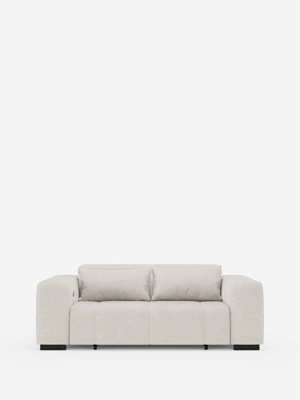 Un divano Monarch con funzione relax elettrica per l’allungamento delle sedute e poggiatesta reclinabile di Divani.Store è raffigurato su uno sfondo bianco a tinta unita. Questo divano moderno, rivestito in morbido tessuto beige T31 resistente alle macchie, presenta ampi braccioli, due cuscini di seduta e due cuscini dello schienale. Il design è completato da gambe basse nere in stile blocco e da un aspetto lussuoso.