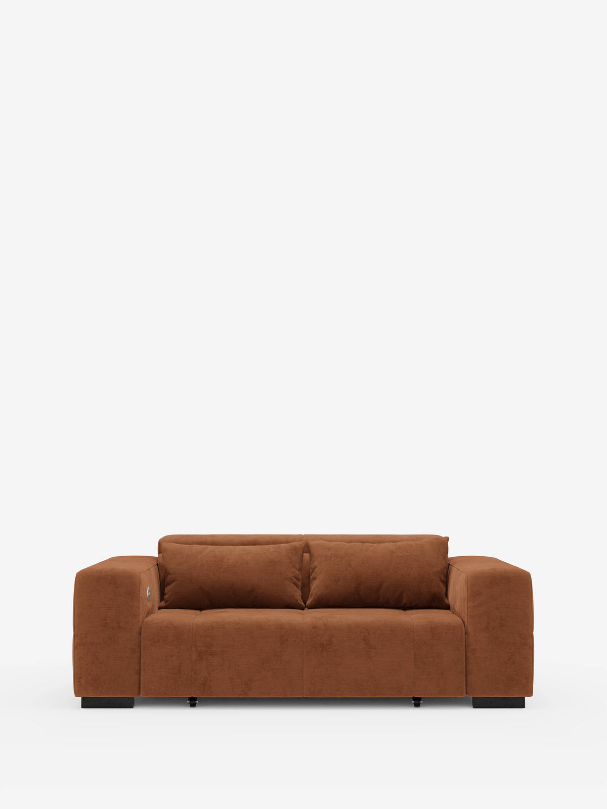 Un divano moderno di colore marrone, il Monarch Divano con Relax Elettrico di Divani.Store, rivestito in un morbido tessuto T31 resistente alle macchie e dalla texture simile alla pelle scamosciata. Presenta ampi braccioli, piedini neri a blocco e un elegante design dal profilo ribassato con due cuscini di seduta e due cuscini dello schienale. Su uno sfondo bianco a tinta unita, questo elegante divano offre un comfort superiore grazie all’estensione elettrica della seduta e ai poggiatesta regolabili.