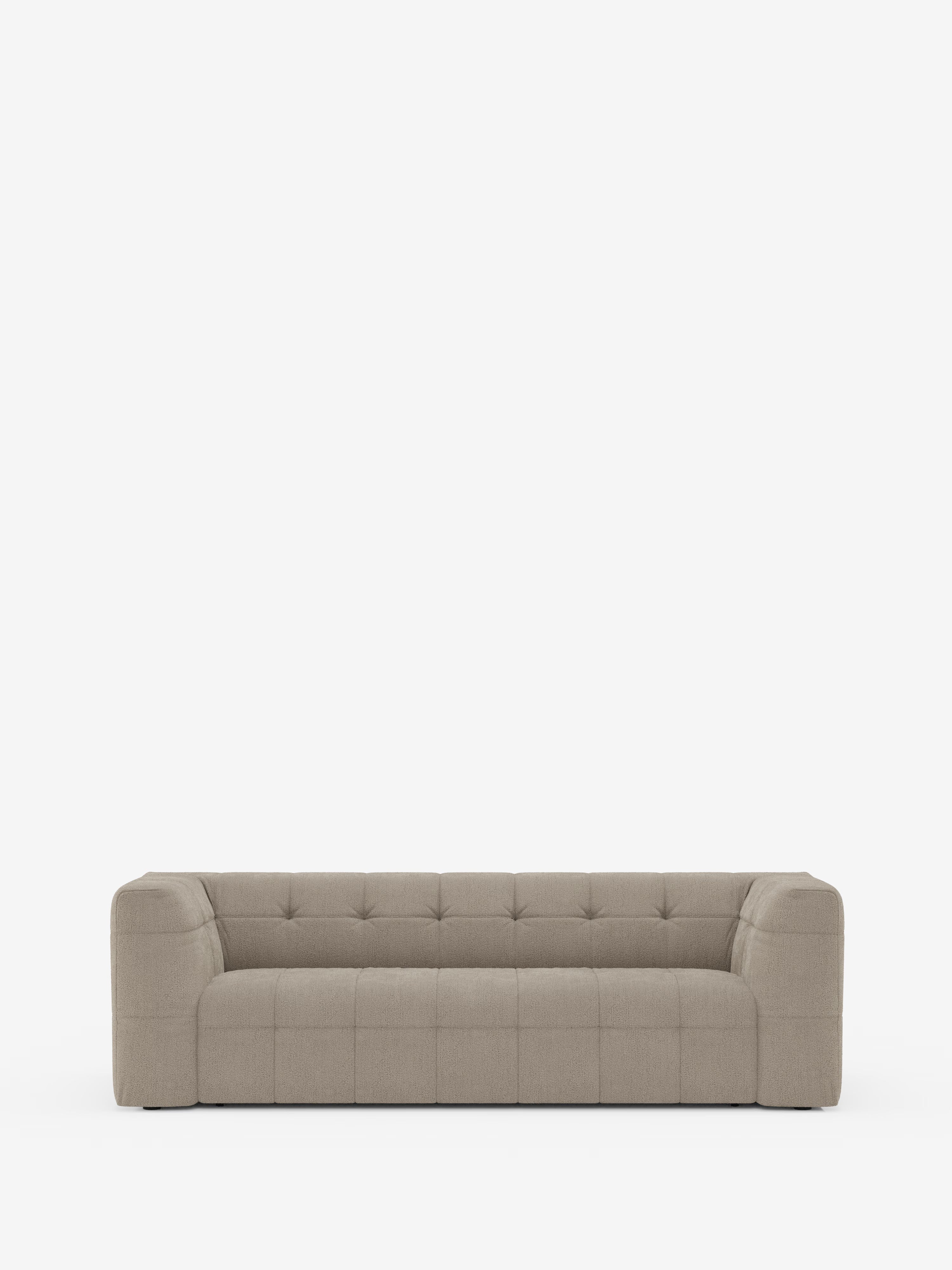 Vi presentiamo il divano modulare Mosaic a 3 e 4 posti in bouclé: capitonné e design in tessuto antimacchia T21 di Divani.Store — un divano modulare moderno e dal profilo ribassato, realizzato in tessuto bouclé color taupe. Caratterizzato da una silhouette squadrata, una seduta profonda, ampi braccioli ed eleganti dettagli capitonné sui cuscini, questo divano contemporaneo risalta su uno sfondo bianco a tinta unita.
