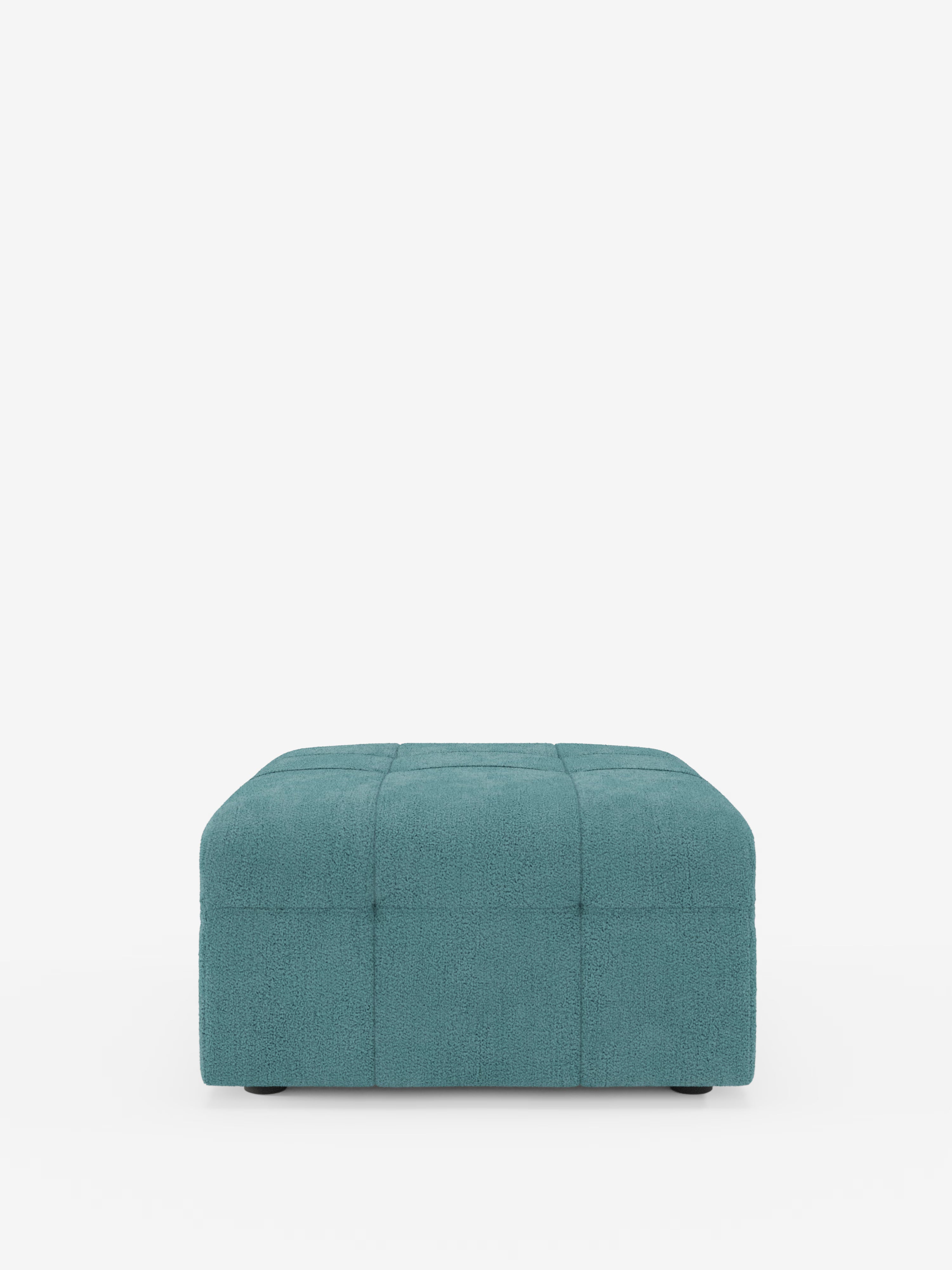 Il pouf e modulo Mosaic in bouclé - 96x77 cm di Divani.Store è un pouf quadrato rivestito in tessuto bouclé testurizzato T21 antimacchia color blu verde acqua, caratterizzato da un motivo a griglia capitonné creato dalle cuciture a vista sulla parte superiore e sui lati. Realizzato in Italia, questo raffinato complemento d’arredo poggia su piccoli piedini neri ed è fotografato su uno sfondo bianco a tinta unita.