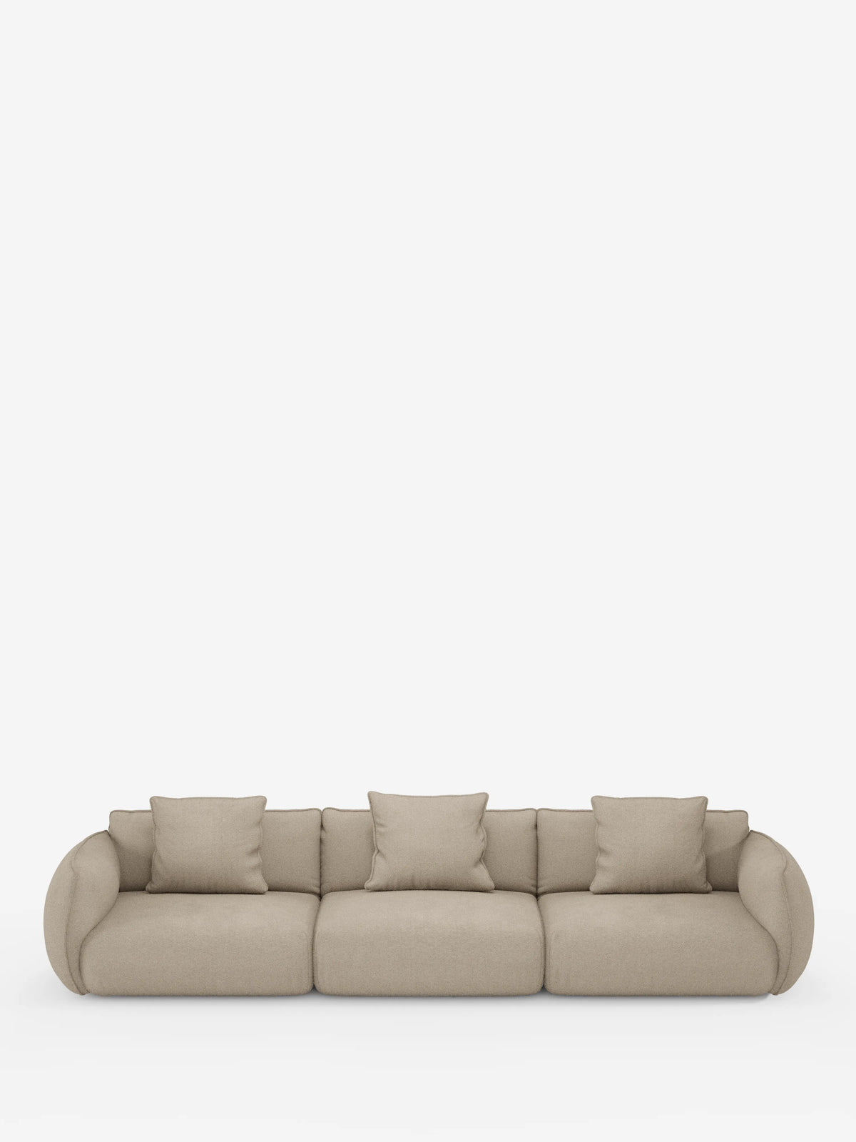 Un moderno divano modulare a 3 posti Nimbus di Divani.Store, rivestito in morbido tessuto effetto cotone T33 resistente alle macchie, color beige, presenta tre ampie sedute, braccioli arrotondati e quattro cuscini quadrati coordinati. Il design minimalista presenta un rivestimento liscio senza gambe a vista e si staglia su uno sfondo bianco a tinta unita.