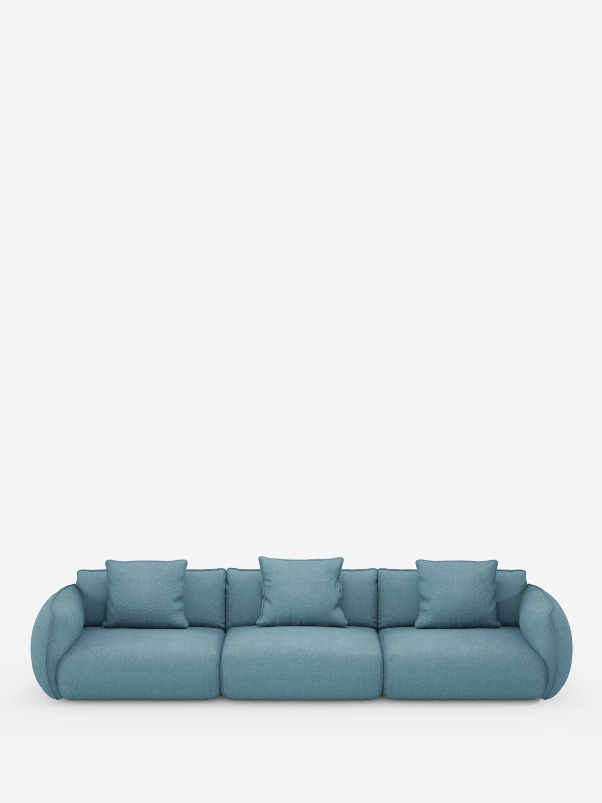 Un moderno divano modulare Nimbus blu a 3 posti di Divani.Store, rivestito in morbido tessuto effetto cotone resistente alle macchie (T33), dotato di tre cuscini di seduta e tre cuscini quadrati coordinati. Il divano presenta braccioli arrotondati ed è raffigurato su uno sfondo bianco a tinta unita con ampio spazio libero sopra di esso.