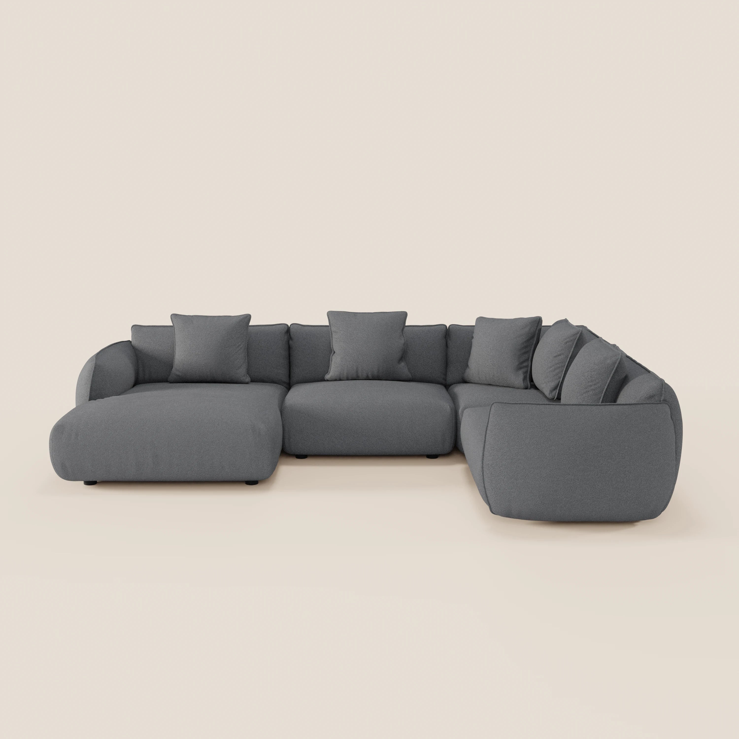 Il divano Nimbus angolare panoramico componibile di Divani.Store è un moderno divano a L grigio con bordi arrotondati e cinque cuscini coordinati, realizzato in Italia in tessuto antimacchia per un look elegante e contemporaneo.