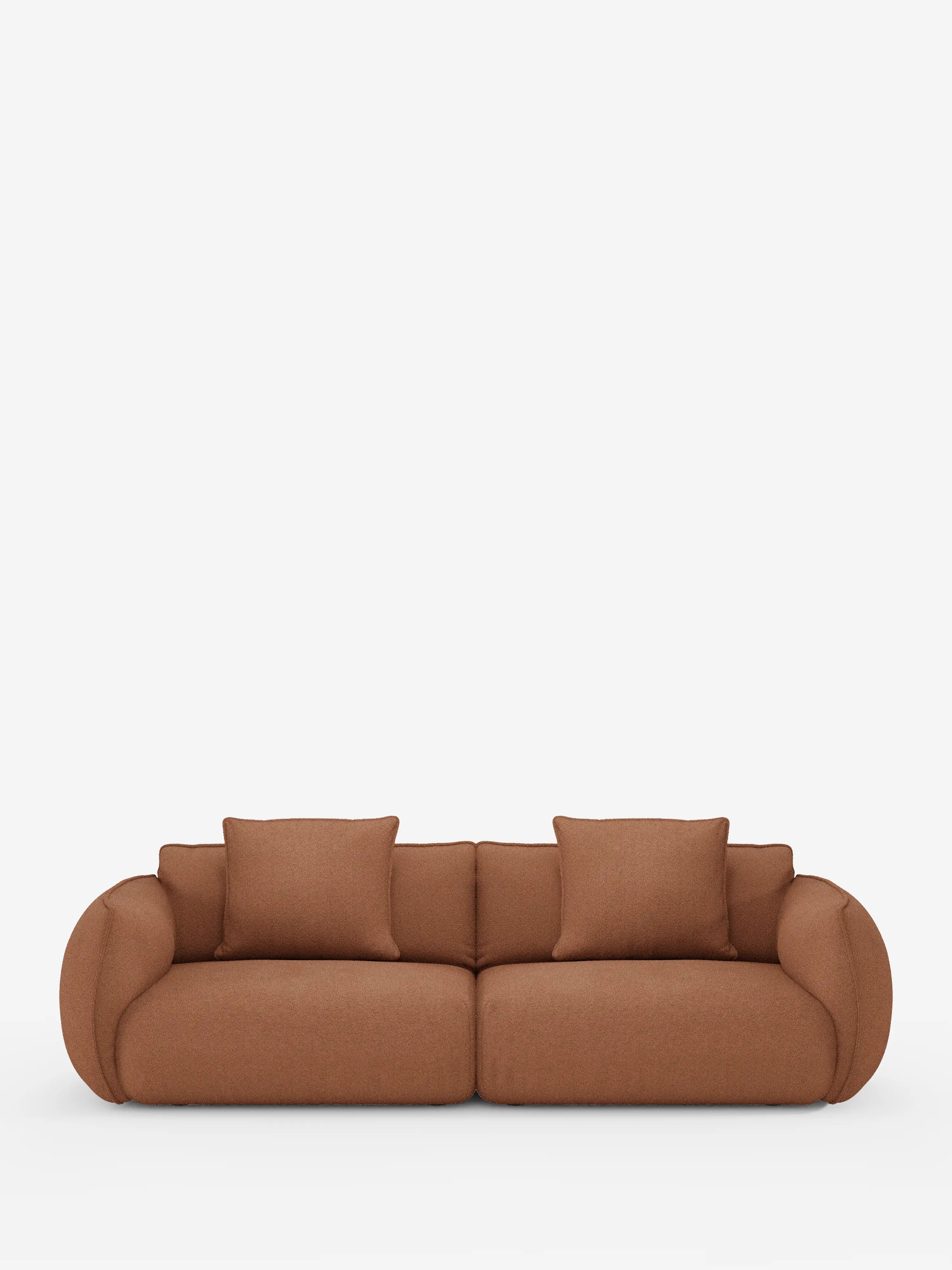 Un moderno divano Nimbus a 3 posti, modulare e componibile, firmato Divani.Store, realizzato in tessuto effetto cotone color marrone chiaro e resistente alle macchie, presenta braccioli e schienale dalle linee delicatamente arrotondate, con due cuscini di seduta e quattro cuscini quadrati per lo schienale. Il suo design raffinato, caratterizzato da morbide curve, conferisce al divano un aspetto accogliente e invitante, il tutto su uno sfondo bianco a tinta unita.