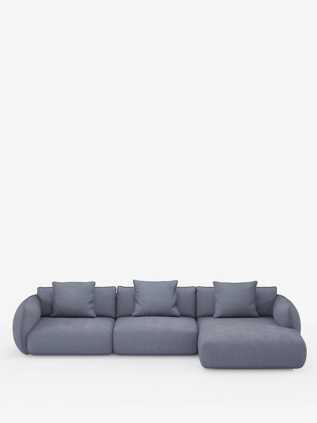 Il divano angolare con penisola componibile Nimbus in morbido tessuto effetto cotone smacchiabile T33 di Divani.Store è un divano moderno di colore blu con braccioli e schienali morbidi e arrotondati, accompagnato da quattro cuscini quadrati blu abbinati. Dotato di tre posti standard e di una chaise longue allungata sul lato destro, questo divano contemporaneo è messo in risalto su uno sfondo bianco a tinta unita.
