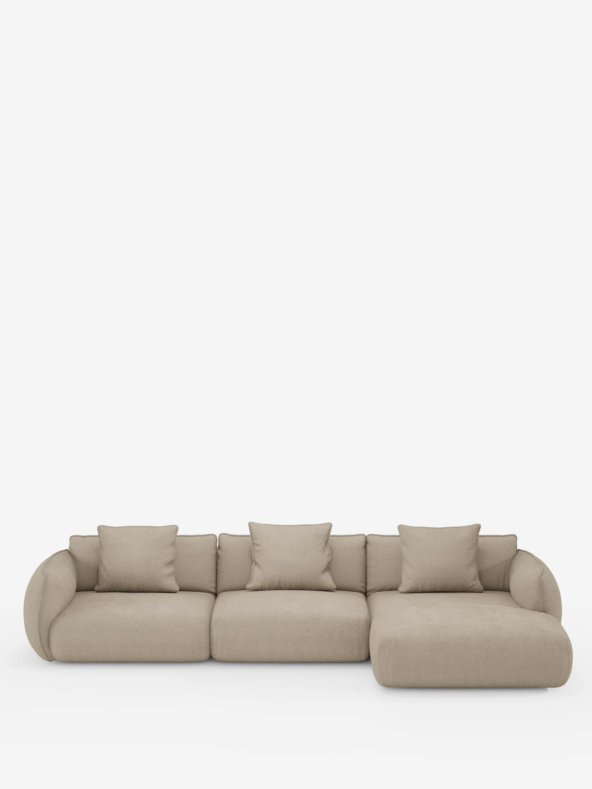 Vi presentiamo il divano angolare con penisola componibile Nimbus in morbido tessuto effetto cotone smacchiabile T33 di Divani.Store: un moderno divano componibile beige a tre posti con chaise longue posizionata sulla destra. Questo modello contemporaneo è caratterizzato da quattro cuscini dello schienale coordinati, braccioli arrotondati e un aspetto morbido e soffice. L’immagine è ritratta su uno sfondo bianco a tinta unita.