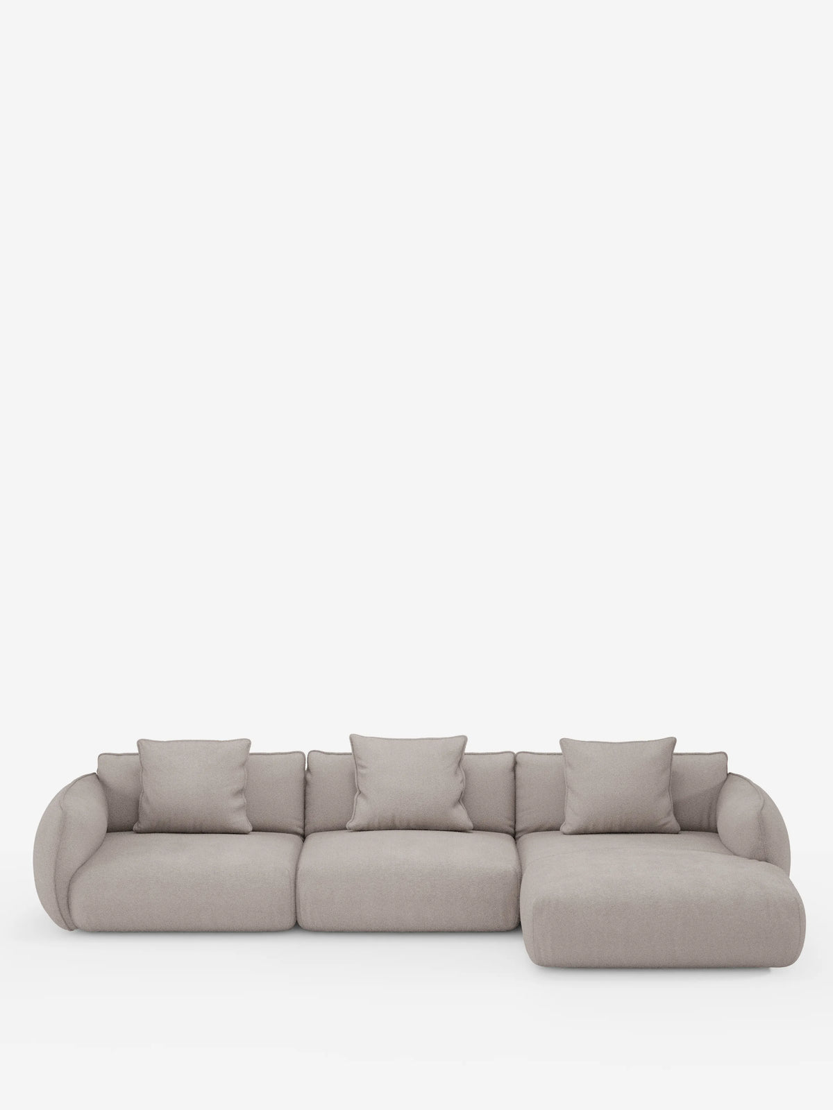 Un moderno divano angolare Nimbus con penisola componibile, realizzato in morbido tessuto effetto cotone lavabile T33 di Divani.Store, caratterizzato da una finitura grigio chiaro, bordi arrotondati, tre cuscini di seduta, una chaise longue sul lato destro e quattro cuscini decorativi coordinati. Il divano in stile contemporaneo è esposto su uno sfondo bianco a tinta unita.