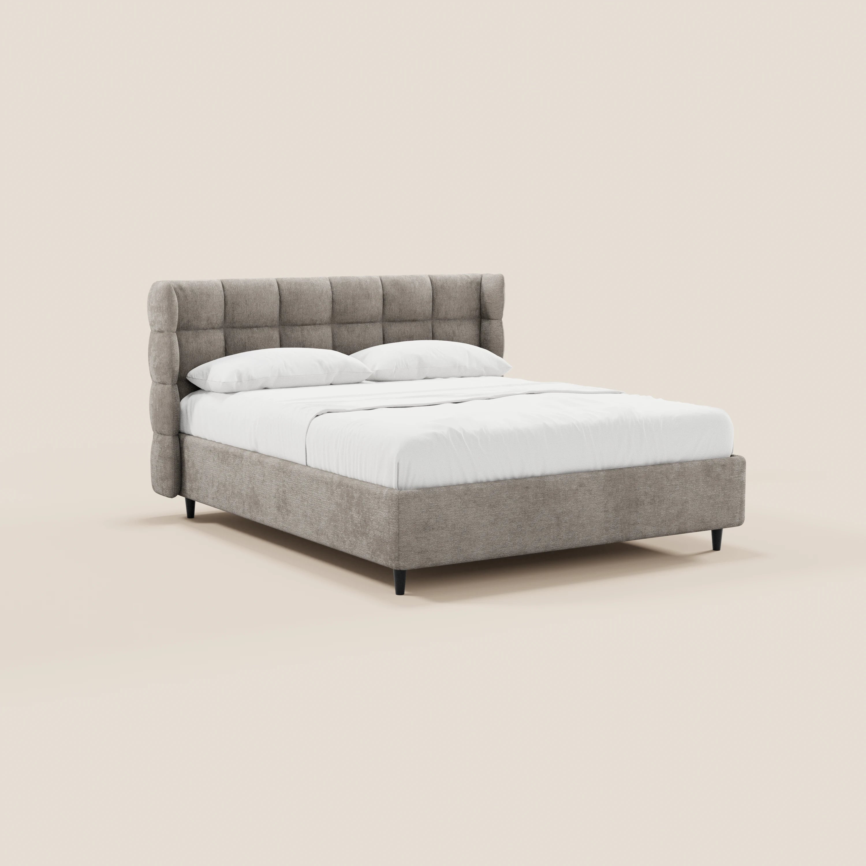 Il letto imbottito RAGNAR di Letti.store presenta una struttura in tessuto grigio chiaro certificato Oeko-Tex®, gambe nere e una testiera avvolgente capitonné. È dotato di un vano contenitore ed è abbinato a biancheria da letto bianca e due cuscini su uno sfondo a tinta unita.