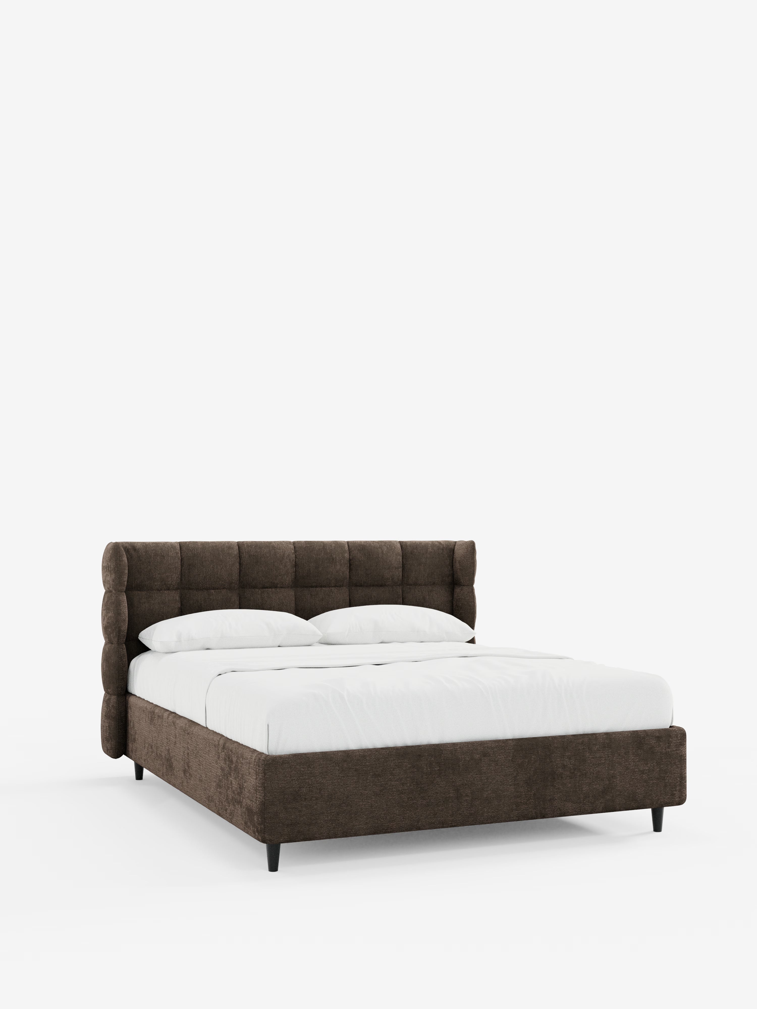 Un letto RAGNAR in stile contemporaneo di Letti.store, caratterizzato da una struttura imbottita e da una testiera capitonné avvolgente, realizzata in un elegante tessuto certificato Oeko-Tex®. Il letto è rifinito con cura con lenzuola bianche, cuscini e un piumone. Lo sfondo è bianco e uniforme; non si vedono né la stanza né il pavimento.