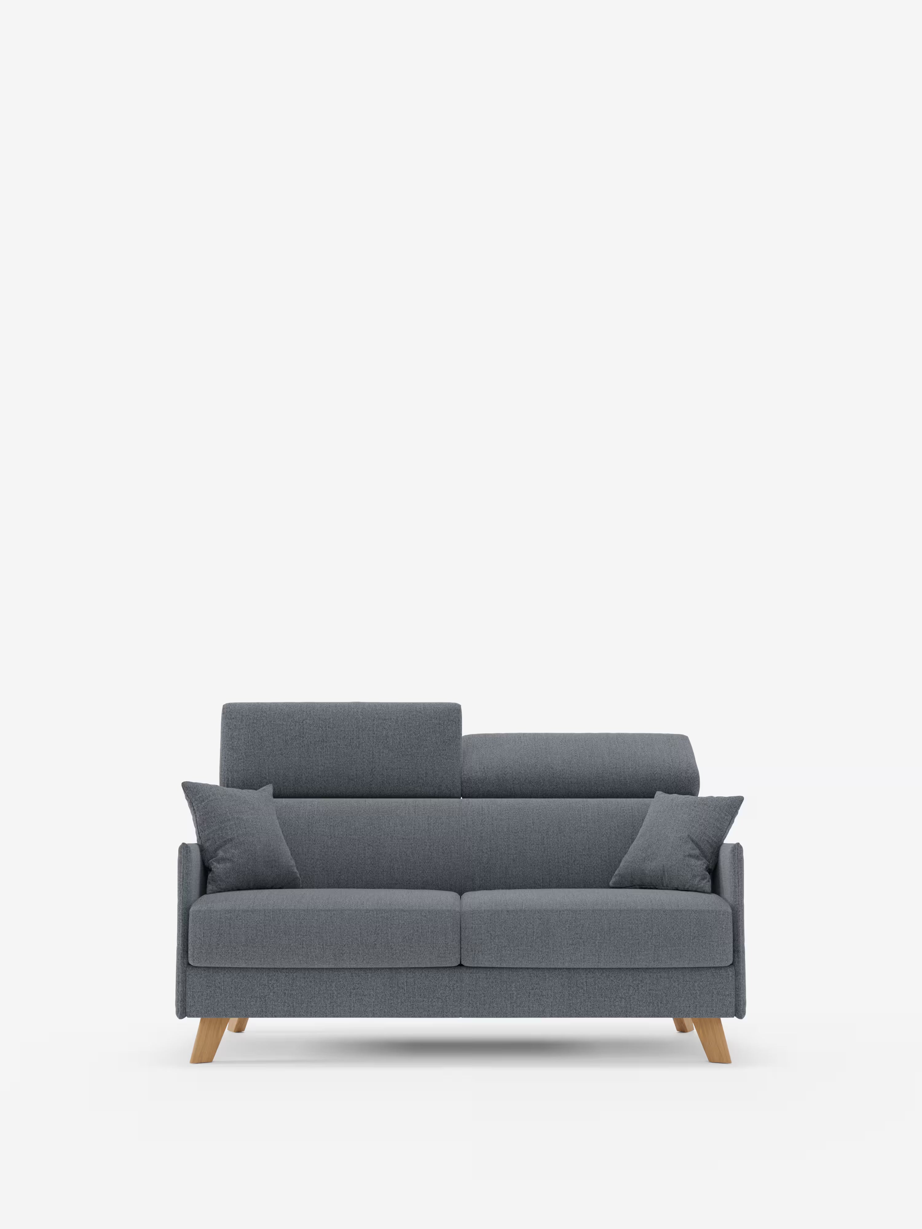 Un divano letto "Sole" moderno e compatto a due posti di Divani.Store, caratterizzato da un design minimalista di ispirazione scandinava in grigio, con linee pulite e un morbido tessuto T23 resistente alle macchie. Il divano include due cuscini coordinati su ciascun lato, eleganti gambe in legno e poggiatesta regolabili. Presentato su uno sfondo bianco a tinta unita.