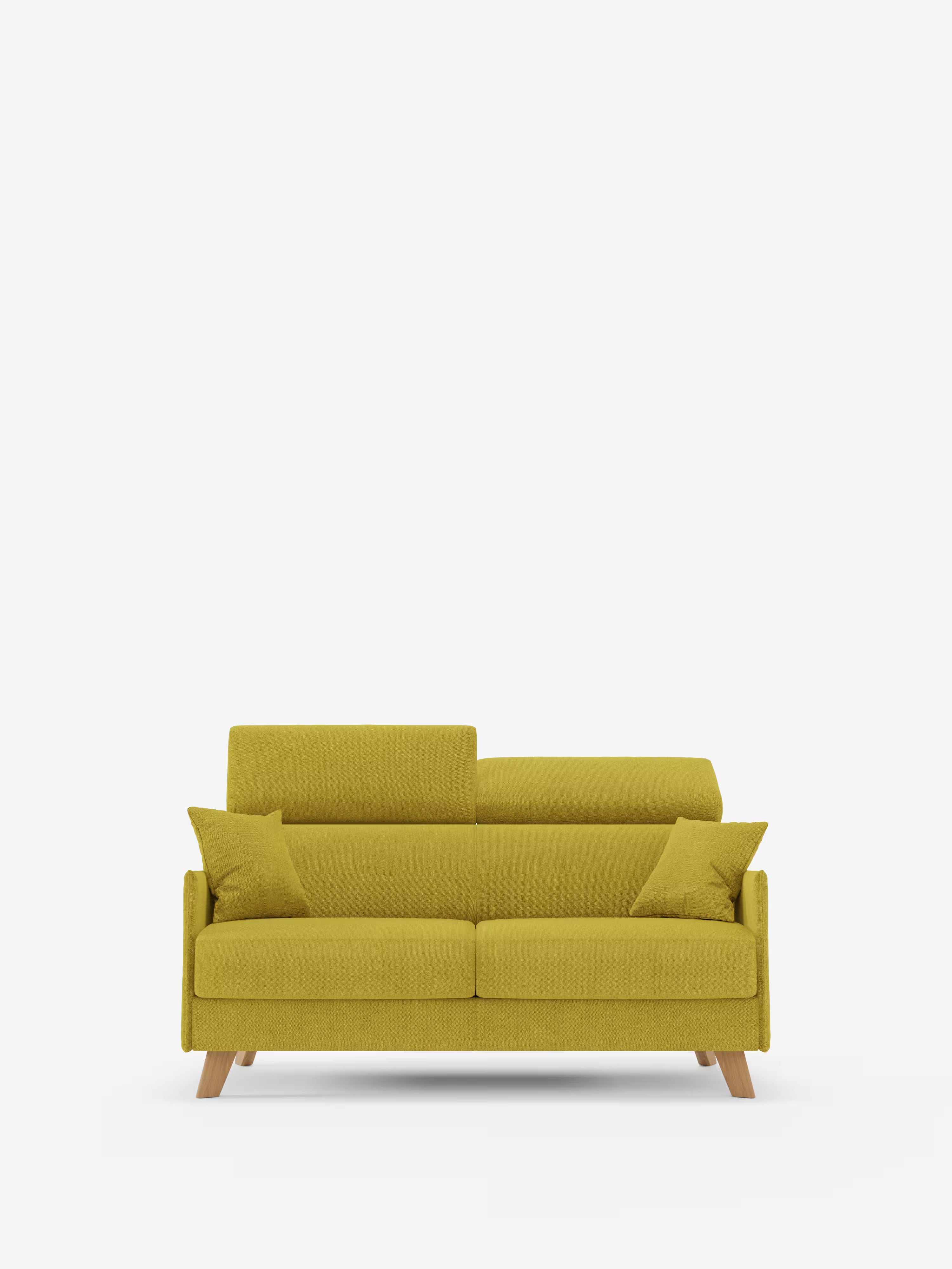 Un divano letto matrimoniale "Sole" di Divani.Store, in tonalità giallo senape, caratterizzato da un design scandinavo compatto con due cuscini di seduta e schienale, gambe angolate in legno, due cuscini decorativi abbinati, rivestimenti in tessuto T23 antimacchia completamente sfoderabili e poggiatesta regolabili — raffigurato su uno sfondo bianco a tinta unita.