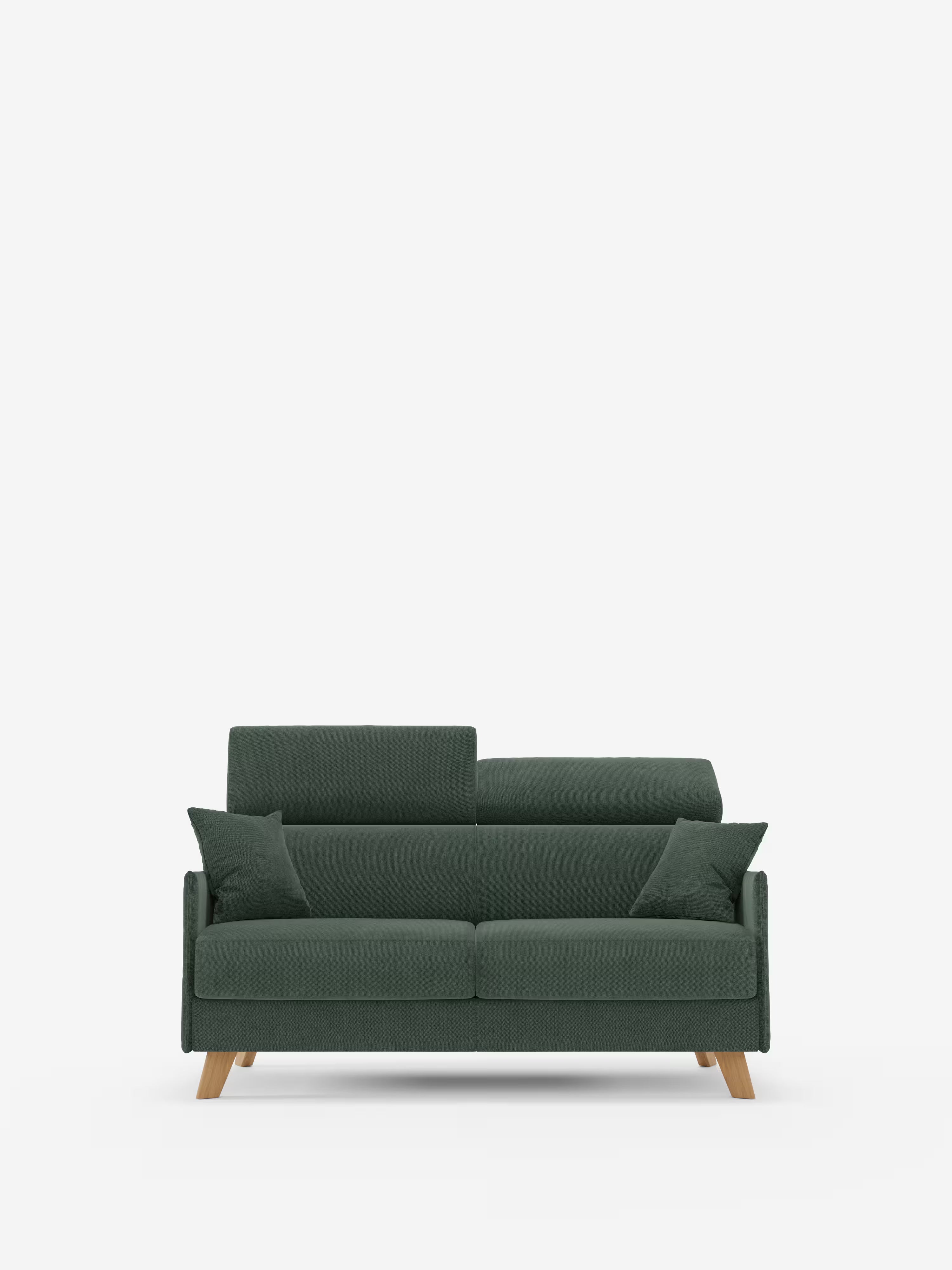Un "Sole divano letto matrimoniale" contemporaneo di colore verde scuro di Divani.Store, caratterizzato da un design compatto di ispirazione scandinava con gambe in legno, due cuscini di seduta, due poggiatesta alti reclinabili, quattro cuscini decorativi abbinati e rivestimento in tessuto T23 antimacchia completamente sfoderabile — presentato su uno sfondo bianco a tinta unita.