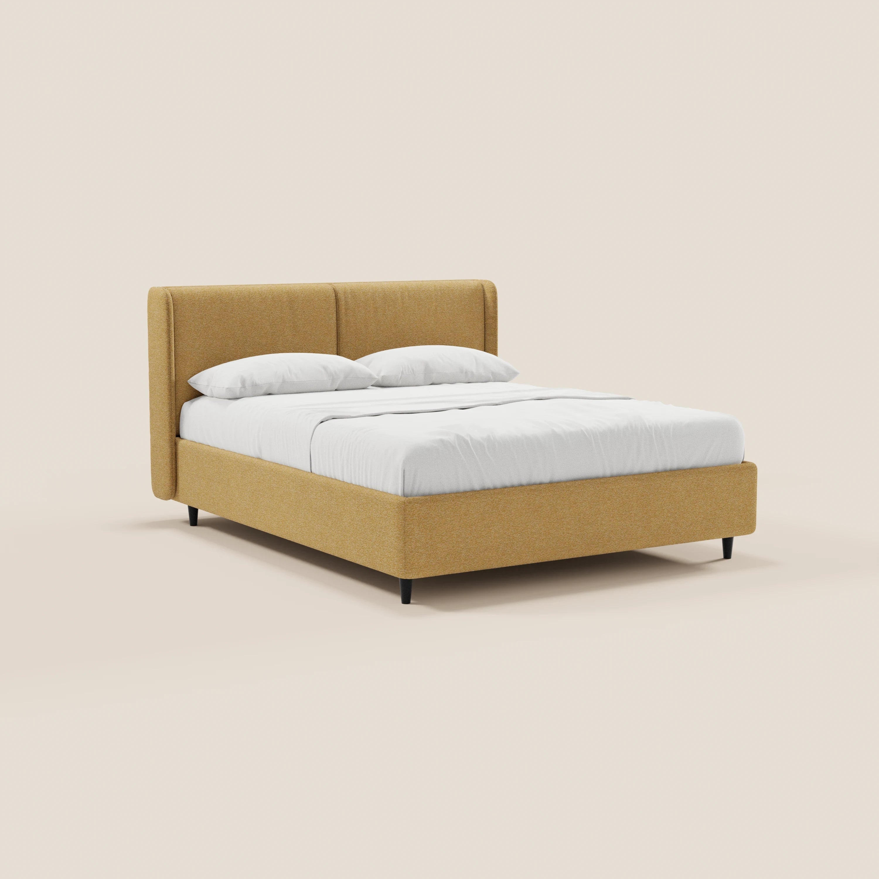 Il letto di design VALKIRIA di Letti.store presenta una struttura imbottita in giallo senape certificata Oeko-Tex®, una testiera avvolgente con 2 cuscini imbottiti, gambe nere e una base contenitiva. È abbinato a biancheria da letto bianca per un look moderno e contemporaneo.