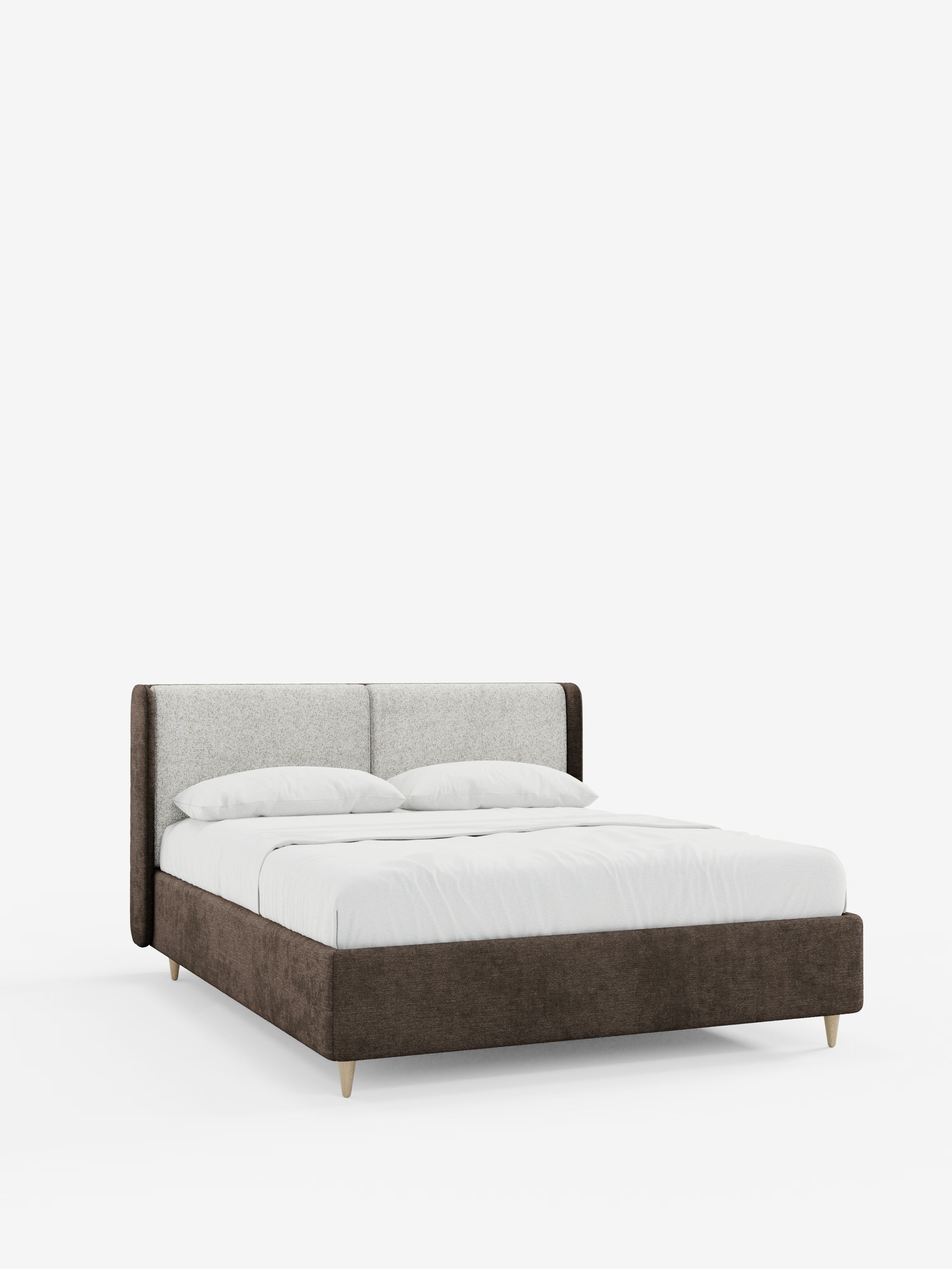 Vi presentiamo VALKIRIA di Letti.store: un letto imbottito bicolore dal design contemporaneo con contenitore, caratterizzato da una struttura bassa e imbottita di colore marrone, completata da una testiera curva avvolgente grigio chiaro e da cuscini schienali. Il design è impreziosito da gambe corte in legno e da una biancheria da letto candida con due cuscini, il tutto su uno sfondo bianco a tinta unita.