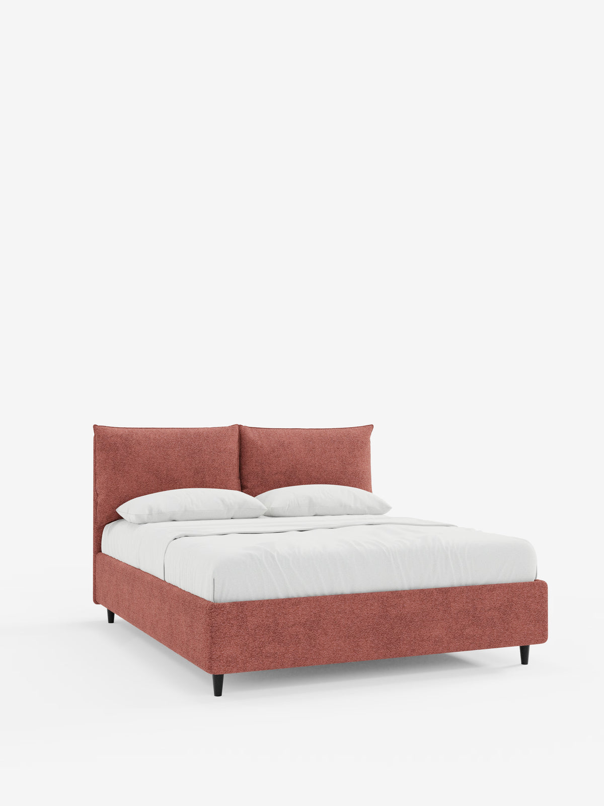 Un moderno letto imbottito ZAYRON con contenitore di Letti.store, caratterizzato da una struttura in tessuto dai toni rossastri certificato Oeko-Tex®, morbidi cuscini regolabili per la testiera, gambe basse nere e biancheria da letto bianca con due cuscini e un piumone, il tutto su uno sfondo bianco a tinta unita.