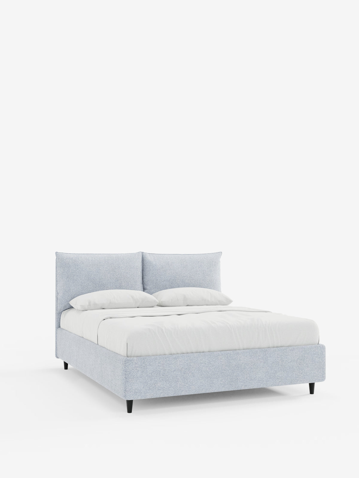 Il letto imbottito ZAYRON con contenitore e morbidi cuscini regolabili di Letti.store è rivestito in tessuto azzurro certificato Oeko-Tex®, con testiera imbottita, biancheria da letto bianca e quattro cuscini. Questo letto moderno poggia su corte gambe nere ed è fotografato su uno sfondo bianco a tinta unita.