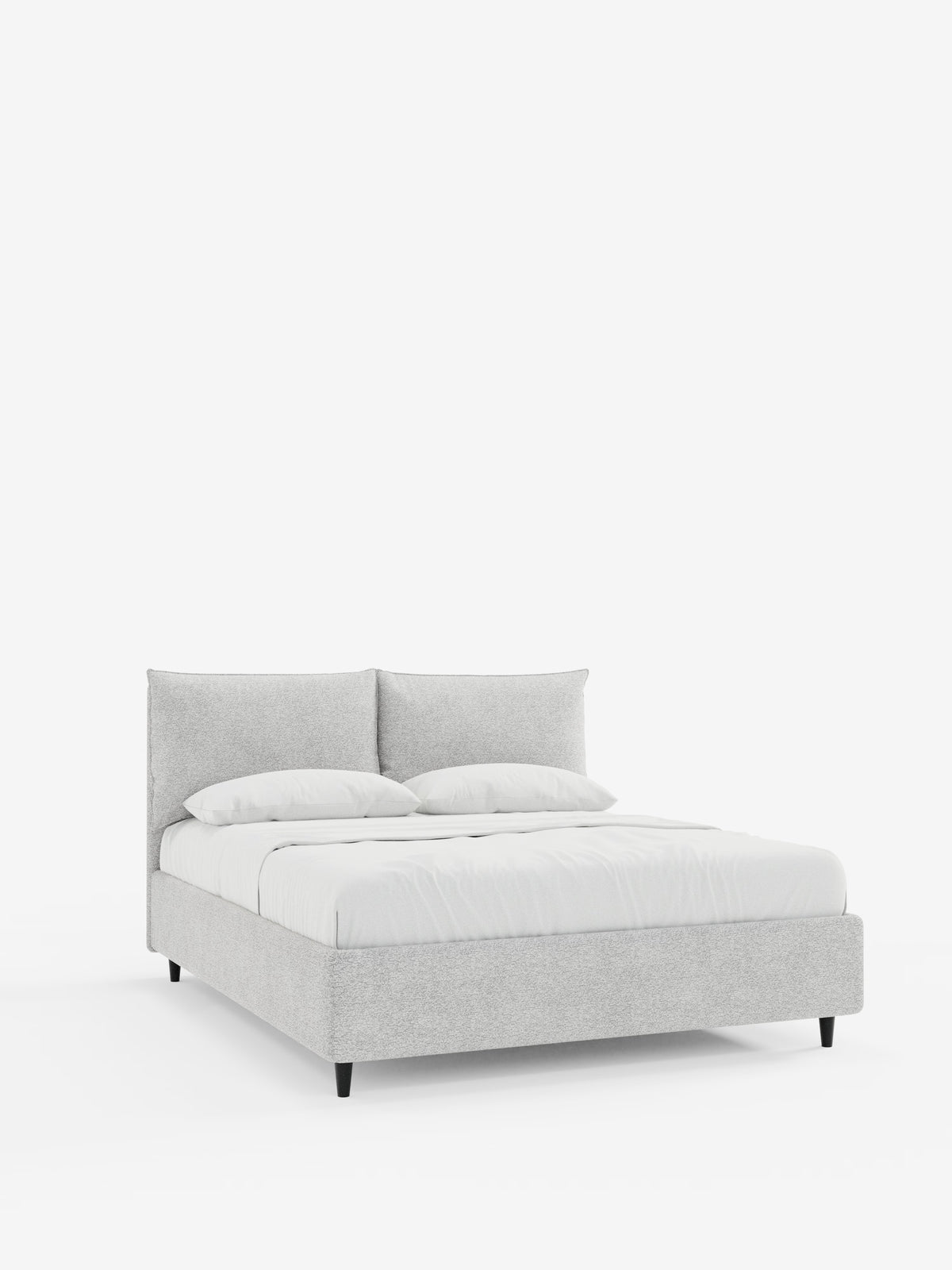 Un letto imbottito ZAYRON in stile contemporaneo di Letti.store, caratterizzato da un tessuto grigio chiaro certificato Oeko-Tex®, una struttura dal profilo basso, una testiera imbottita con morbidi cuscini regolabili, biancheria da letto bianca e due cuscini, presentato su uno sfondo bianco a tinta unita.