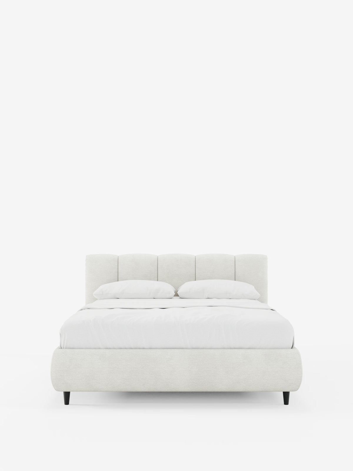 Scopri ARKAM di Letti.store: un letto imbottito moderno e lussuoso con contenitore, caratterizzato da una testiera con cuciture verticali e rivestito in tessuto bianco certificato Oeko-Tex®. Il letto è rifatto con cura con biancheria da letto bianca e due cuscini, poggia su corte gambe nere e si stacca su uno sfondo bianco pulito, creando un look minimalista e shabby chic.