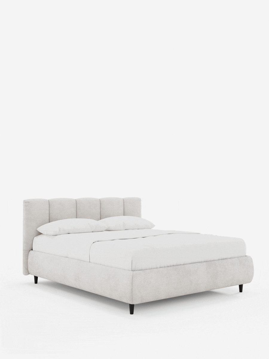 Il letto imbottito ARKAM con contenitore e testiera a lavorazione verticale è un letto rivestito in tessuto beige chiaro, caratterizzato da biancheria da letto di un bianco brillante e da quattro gambe affusolate di colore scuro che risaltano su uno sfondo bianco a tinta unita.