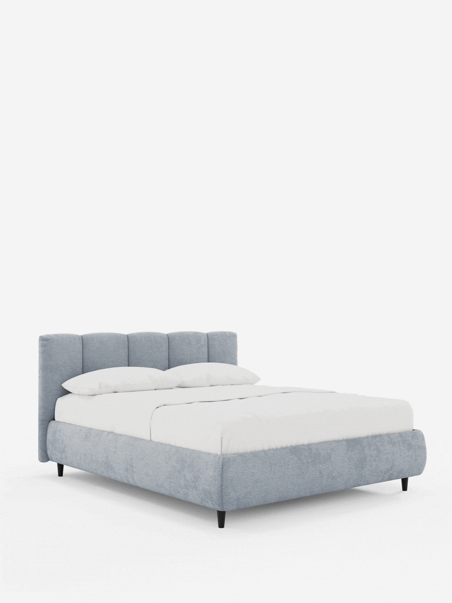 ARKAM, letto imbottito con contenitore e testiera a lavorazione verticale in azzurro, rivestito con biancheria da letto bianca, su piccole gambe affusolate nere, su uno sfondo bianco sporco.