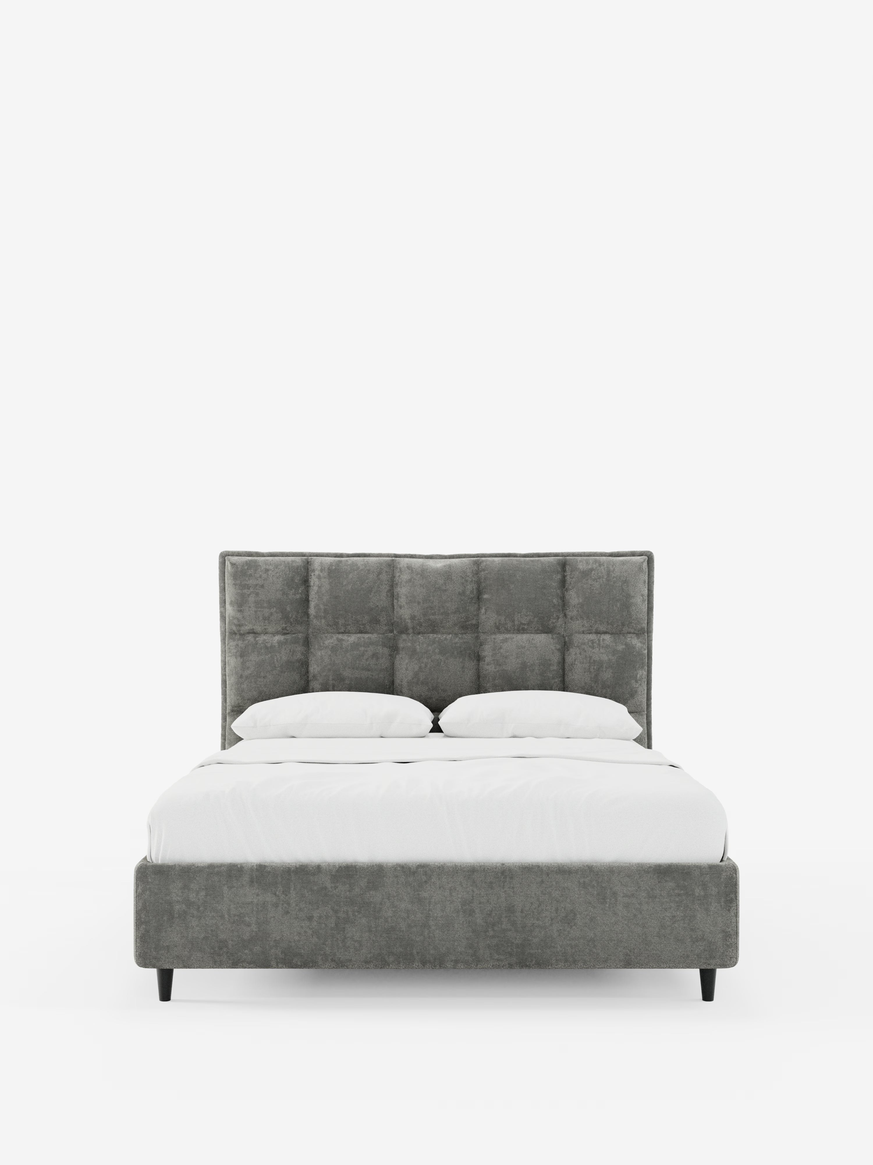 Vista frontale del letto imbottito AURO con contenitore e testiera alta capitonné in ciniglia Oeko-Tex® di Letti.store, caratterizzato da una moderna struttura imbottita grigia e da una testiera alta con bottoni. Il letto è abbinato a una biancheria da letto di un bianco brillante e a due set di cuscini, su uno sfondo bianco a tinta unita che mette in risalto il letto come punto focale dell’immagine.