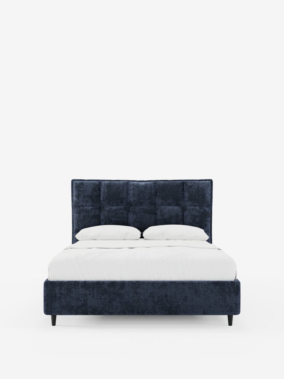 Vi presentiamo AURO, letto imbottito con contenitore e testiera alta capitonné in ciniglia Oeko-Tex® di Letti.store: un letto moderno caratterizzato da una sofisticata testiera alta e da una struttura imbottite in blu scuro con effetto capitonné. Completo di due cuscini bianchi e un piumone bianco ben rifatto, è perfetto per le camere dal design contemporaneo. Questo elegante letto moderno poggia su corte gambe nere e risalta magnificamente su uno sfondo bianco a tinta unita.