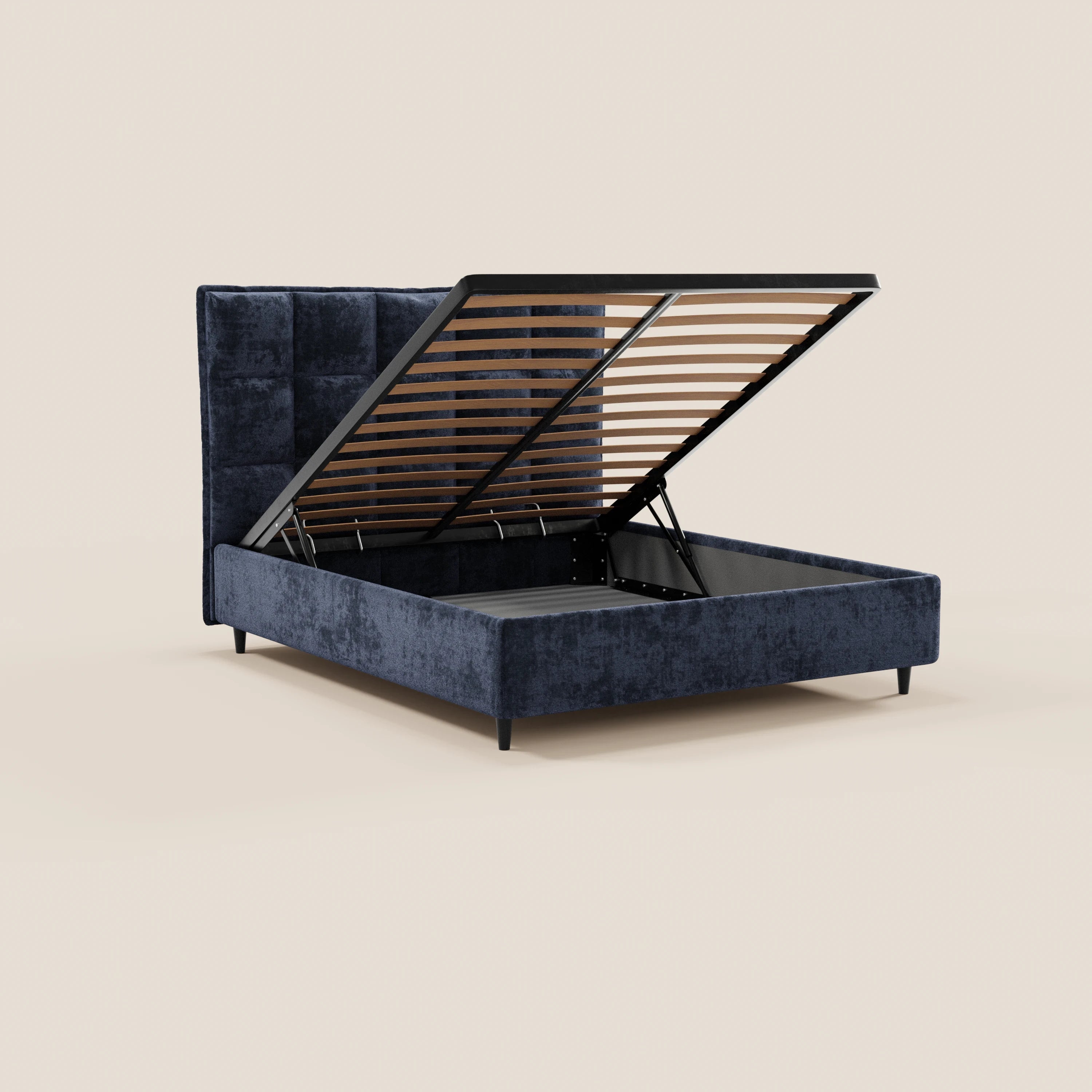 Il letto imbottito AURO con contenitore e testiera capitonné alta in ciniglia Oeko-Tex® di Letti.store presenta un design moderno in blu scuro, un vano contenitore a sollevamento con doghe in metallo e gambe corte nere, raffigurato su uno sfondo beige.