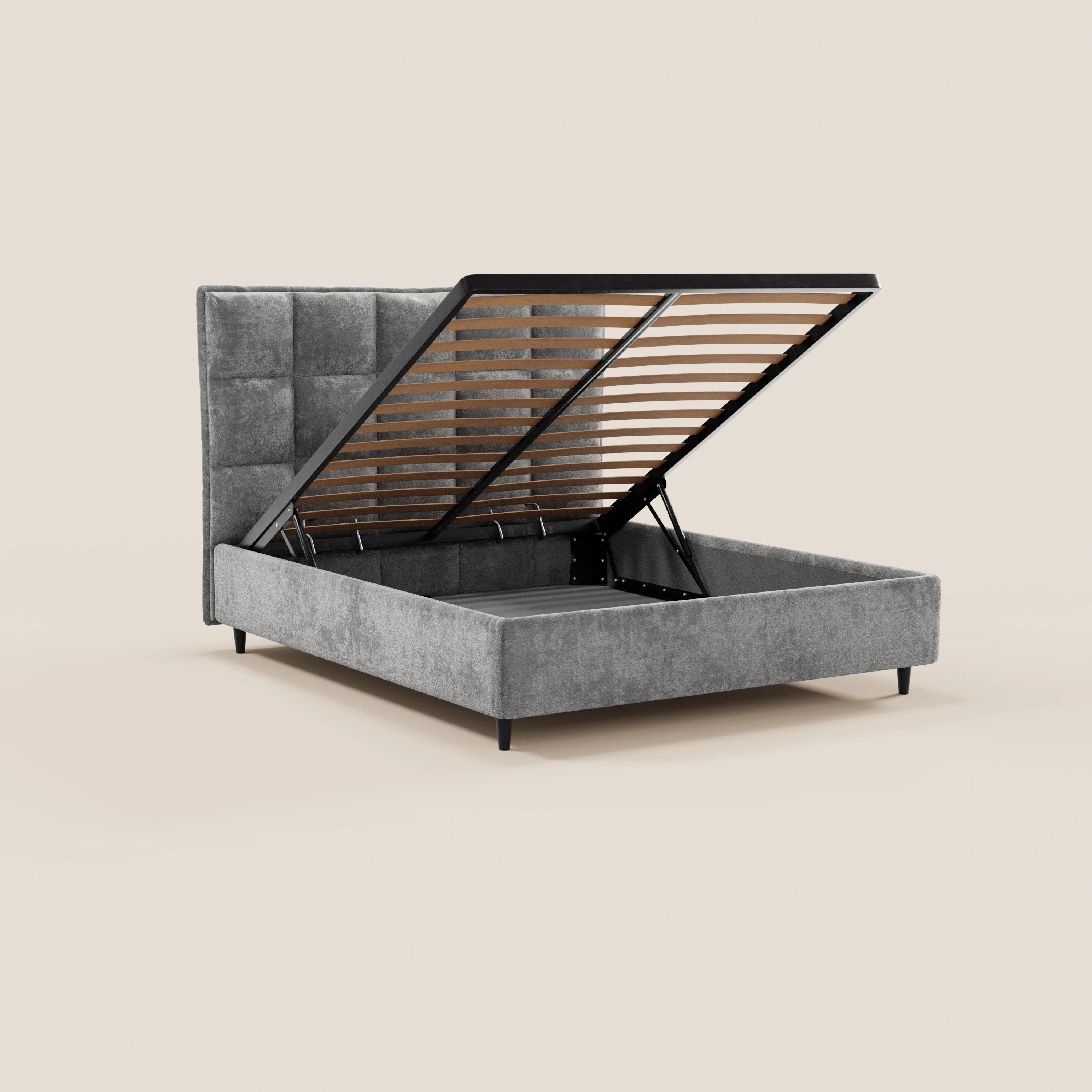 Il letto imbottito AURO di Letti.store, in ciniglia Oeko-Tex®, presenta una testiera capitonné alta e un vano contenitore sotto la rete sollevabile. Moderno e funzionale, con gambe nere corte, si distingue per stile ed eleganza su uno sfondo chiaro.