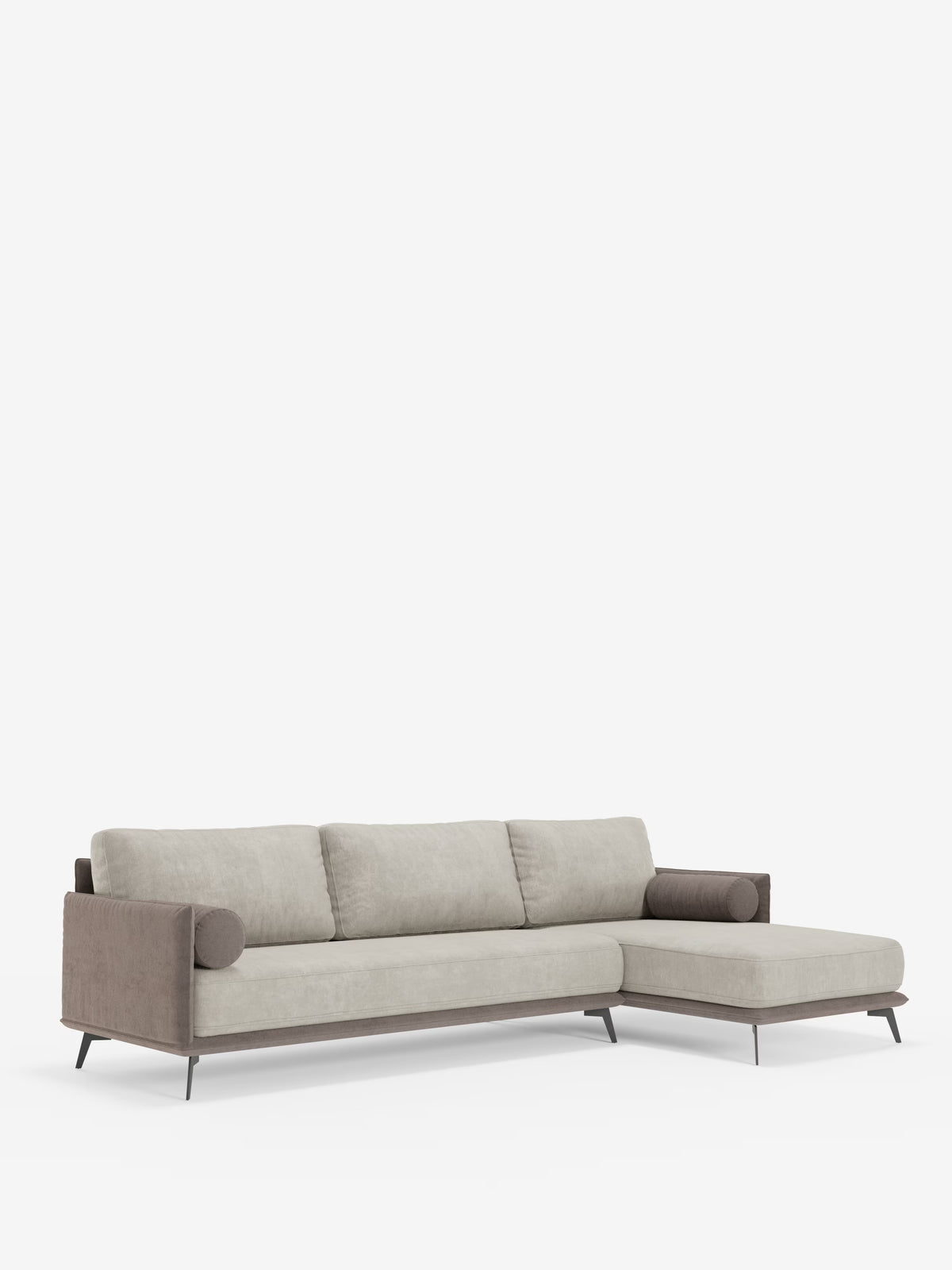 Il divano angolare bicolore Basalto di Divani.Store presenta una penisola con chaise longue allungata sul lato destro, cuscini in tessuto T31 grigio chiaro morbido al tatto e resistente alle macchie con schienali imbottiti in piuma, braccioli e base rivestiti in marrone scuro a contrasto, cuscini cilindrici alle due estremità e sottili gambe angolate in metallo scuro. Lo sfondo è bianco a tinta unita.