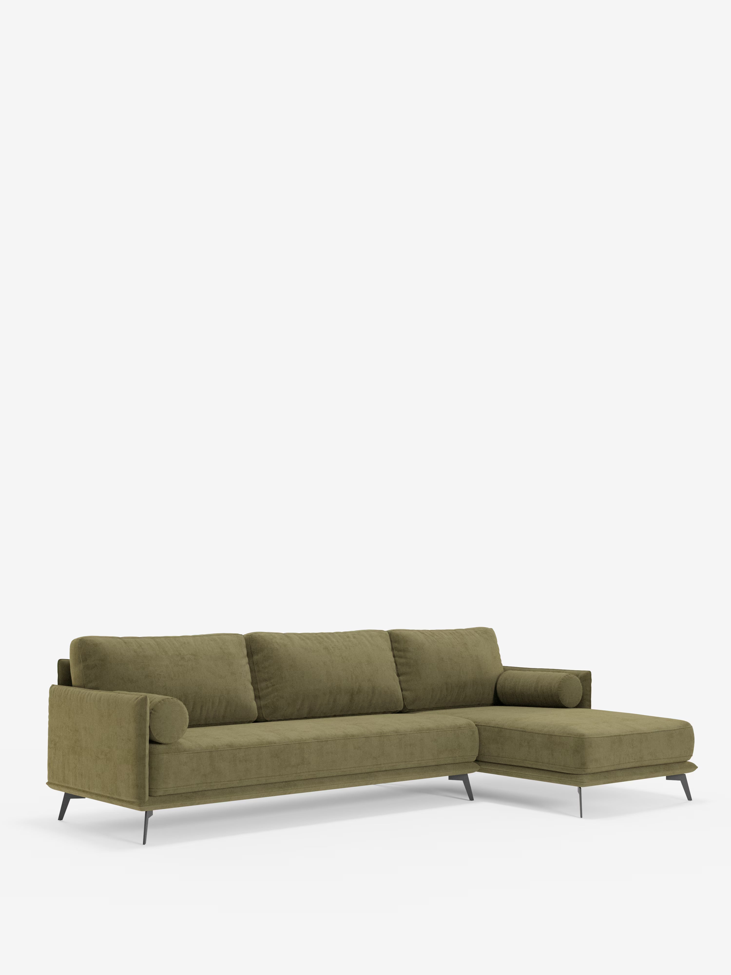 Basalto, divano moderno angolare con penisola di Divani.Store in verde oliva, caratterizzato da una chaise longue rivolta a destra, base in metallo, tre cuscini di seduta in tessuto T31 antimacchia imbottiti in piuma, tre cuscini dello schienale e braccioli cilindrici. Il design moderno e minimalista del divano risalta sullo sfondo bianco a tinta unita.