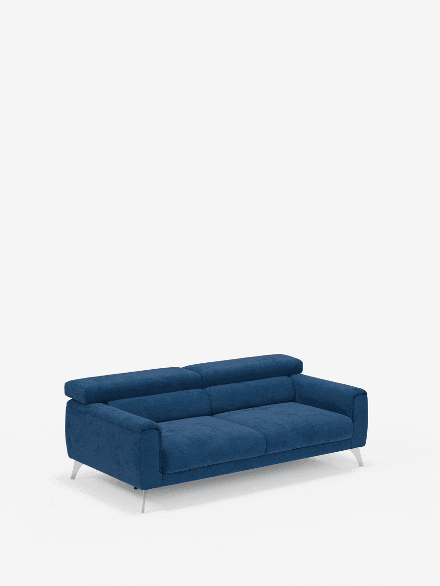 Un divano Caravaggio contemporaneo a 2 e 3 posti in velluto blu di Divani.Store, con sedute estensibili e poggiatesta reclinabili, rivestito in elegante tessuto T31 antimacchia, è posizionato al centro su uno sfondo bianco a tinta unita. Ideale per un soggiorno contemporaneo, questo divano dalle linee pulite e dai cuscini ampi offre comode posti a sedere per due o tre persone.