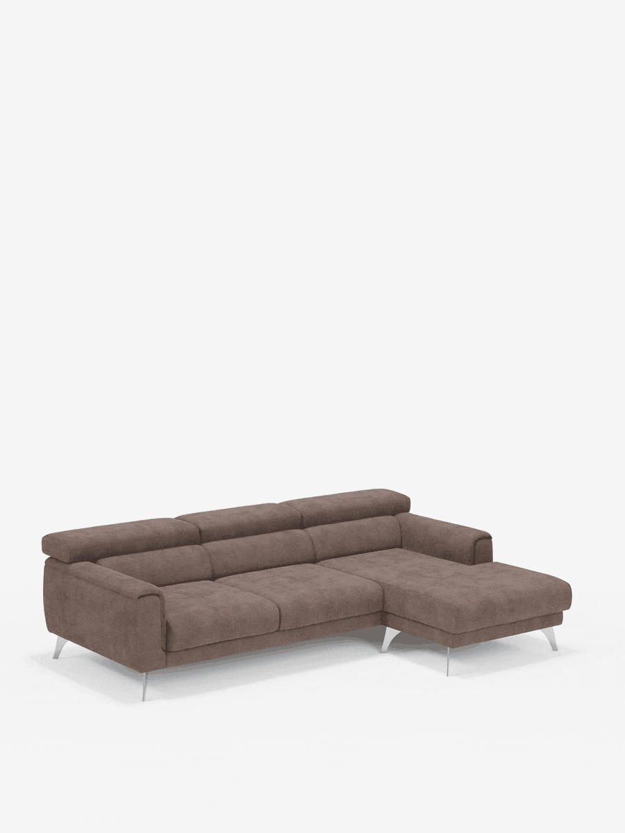 Vi presentiamo il divano angolare Caravaggio con penisola e sedute scorrevoli in tessuto smacchiabile T31 di Divani.Store: un divano angolare contemporaneo di colore marrone con chaise longue sul lato destro, impreziosito da morbidi cuscini, schienali bassi ed eleganti gambe in metallo argentato. Su uno sfondo bianco a tinta unita, questo divano presenta innovative sedute scorrevoli che consentono di regolare senza sforzo ogni posto a sedere per un comfort personalizzato.