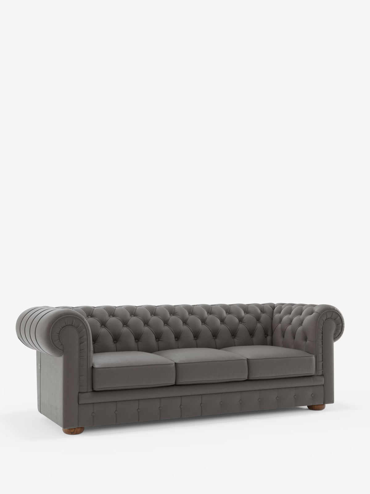 Un divano “Chester 4 Posti 3 sedute in Vera Pelle – Chesterfield Capitonné Artigianale” di Divani.Store, color grigio scuro, caratterizzato da una profonda trapuntatura a bottoni, braccioli arrotondati, tre cuscini di seduta e gambe corte in legno. Rivestito in vera pelle, questo divano realizzato a mano incarna l’eleganza senza tempo dei classici design Made in Italy ed è presentato su uno sfondo bianco a tinta unita.