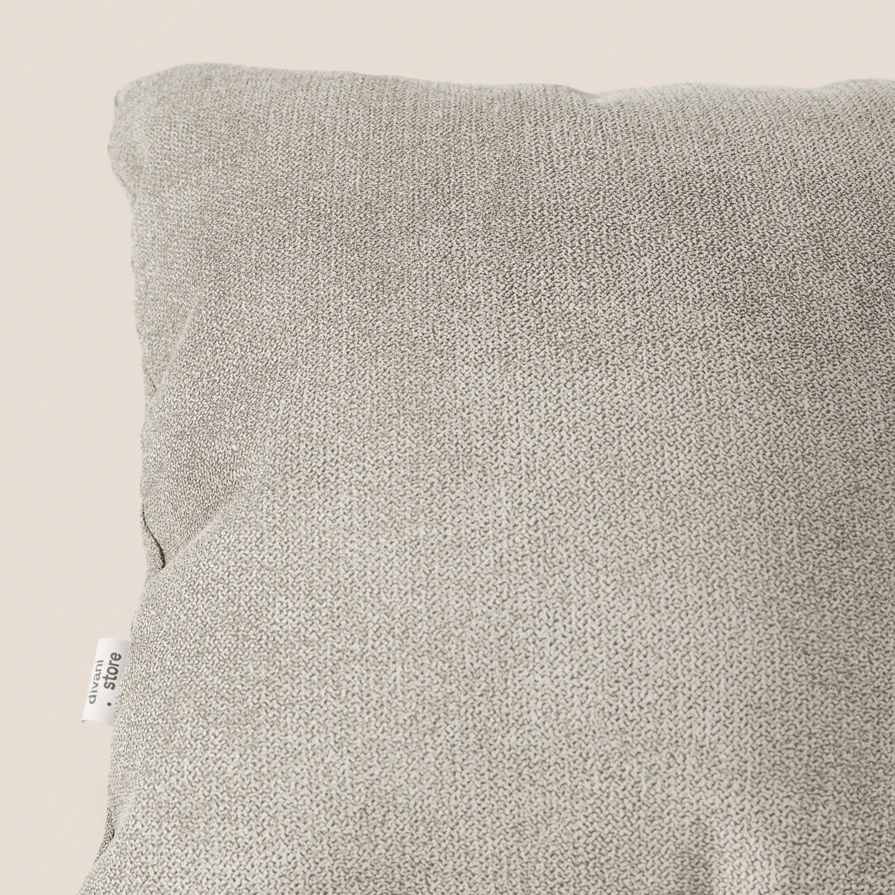 Primo piano del cuscino Destiny di Divani.Store in tessuto morbido impermeabile T02 panna, che mostra la sua superficie morbida e strutturata e la targhetta bianca su sfondo beige. Di facile manutenzione con fodera lavabile; disponibile in diversi colori.