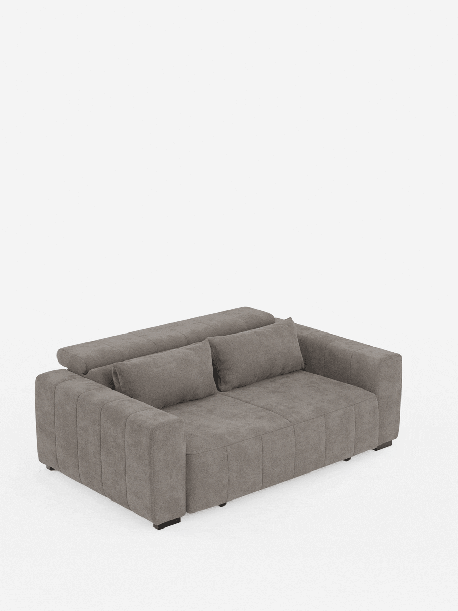 Un divano a tre posti in stile dorico, moderno e di colore grigio, di Divani.Store, rivestito in tessuto T23 facile da pulire, caratterizzato da ampi braccioli e due cuscini cilindrici abbinati. Questo modello è dotato di sedute estensibili elettricamente e di un poggiatesta reclinabile, che consentono al divano di trasformarsi in una comoda superficie piana simile a un letto. Lo sfondo è bianco a tinta unita.