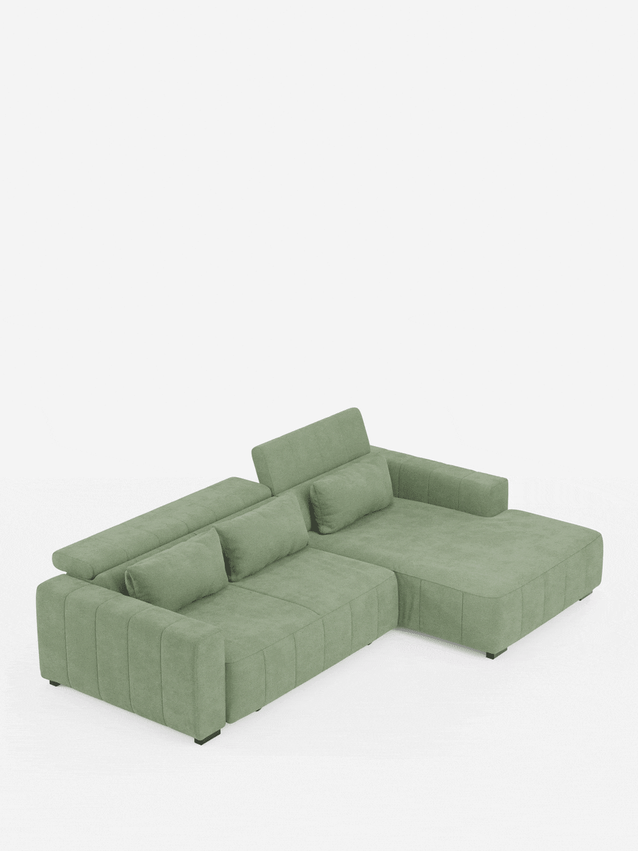 Il divano angolare con penisola e sedute allungabili “Doric” di Divani.Store, rivestito in tessuto T23 verde salvia antimacchia, presenta cuscini trapuntati, due poggiatesta regolabili con reclinazione elettrica, due cuscini decorativi e una chaise longue sul lato destro. Con il suo design moderno dalle linee squadrate e le gambe basse nere, questo elegante divano con penisola è il complemento d’arredo perfetto per gli spazi contemporanei su uno sfondo bianco semplice.