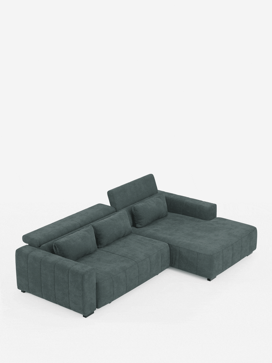 Un divano angolare in stile dorico contemporaneo con penisola e sedute allungabili, rivestito in tessuto T23 verde intenso, testurizzato e resistente alle macchie di Divani.Store, caratterizzato da schienali bassi con poggiatesta regolabili, sedute ampie con funzione di relax elettrica e due cuscini rettangolari su ogni sezione, il tutto su uno sfondo bianco a tinta unita. Il divano componibile si contraddistingue per le linee pulite e il design moderno.