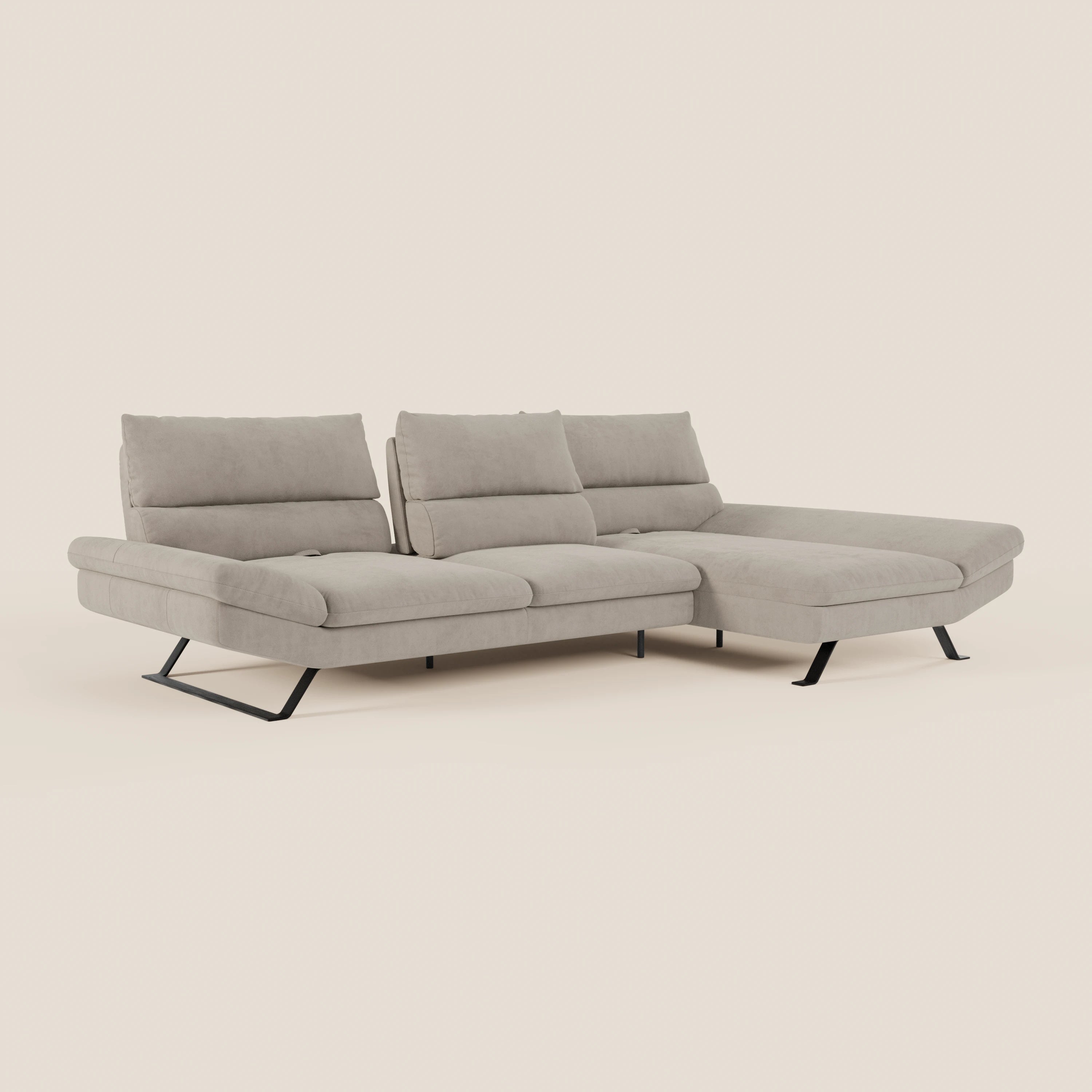 Il divano angolare Eclipse di Divani.Store è caratterizzato da tre sedute imbottite, penisola destra, schienali traslanti e gambe in metallo nero. Rivestito in microfibra tecnica smacchiabile T11 grigio chiaro su sfondo bianco sporco.