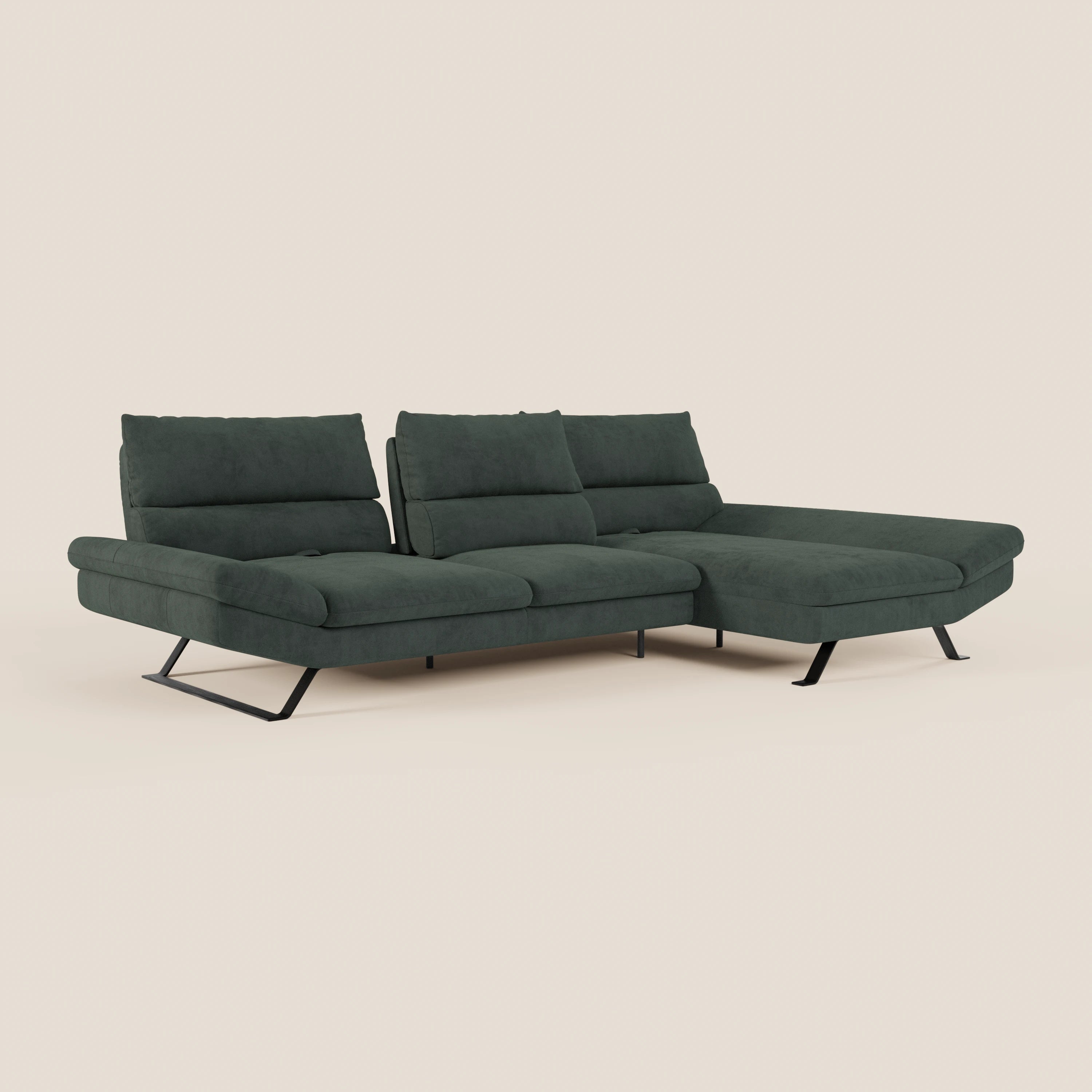 Il Divano Eclipse angolare con penisola e schienali traslanti di Divani.Store è dotato di tre sedute in peluche, una chaise longue sul lato destro, gambe in metallo nero e rivestimento in microfibra tecnica smacchiabile T11 per un look moderno.