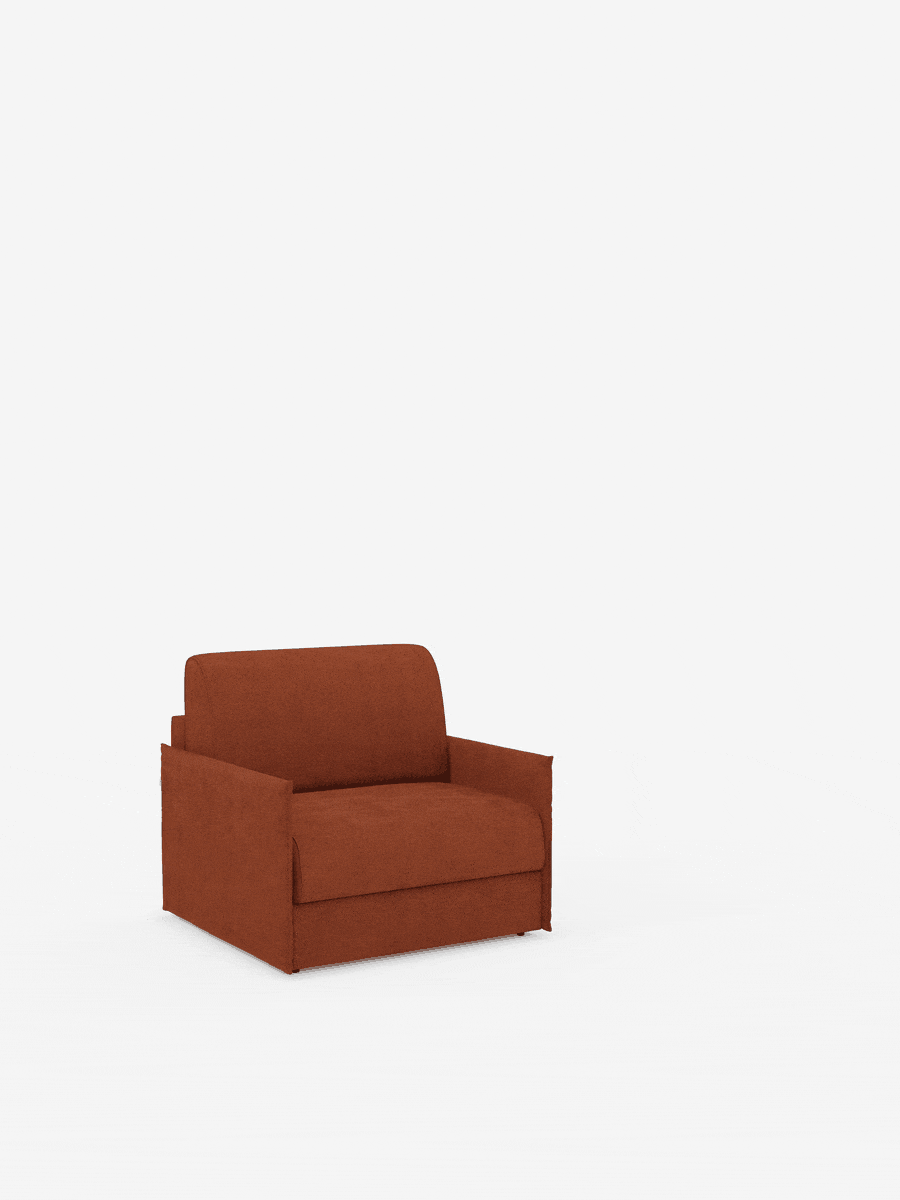 Una poltrona color ruggine in una stanza bianca si trasforma nella poltrona letto compatta Evans con materasso di Divani.Store, dotata di un rivestimento sfoderabile in tessuto T23 facile da pulire e di un materasso da 70x197 cm. La sequenza mostra passo dopo passo il processo di apertura, da poltrona chiusa a letto completamente disteso. Questa poltrona letto compatta e salvaspazio offre comfort e praticità, rendendola la scelta ideale per gli spazi abitativi moderni.
