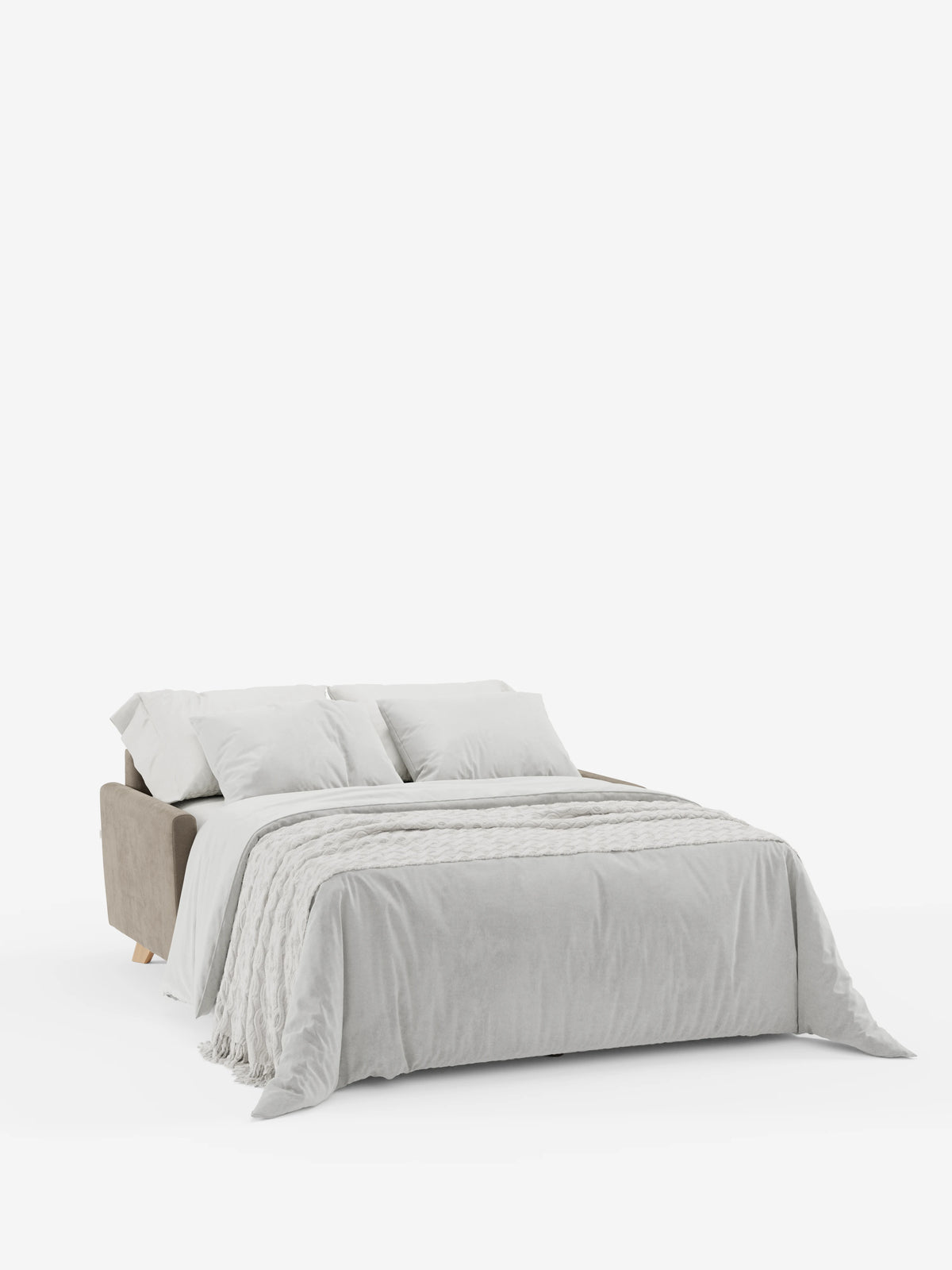 Un divano letto Francy grigio chiaro con poggiatesta regolabili di Divani.Store, 100% sfoderabile e rivestito in elegante tessuto T30 resistente alle macchie, è aperto con lenzuola ben rifatte, un morbido piumino e due cuscini su uno sfondo bianco a tinta unita.