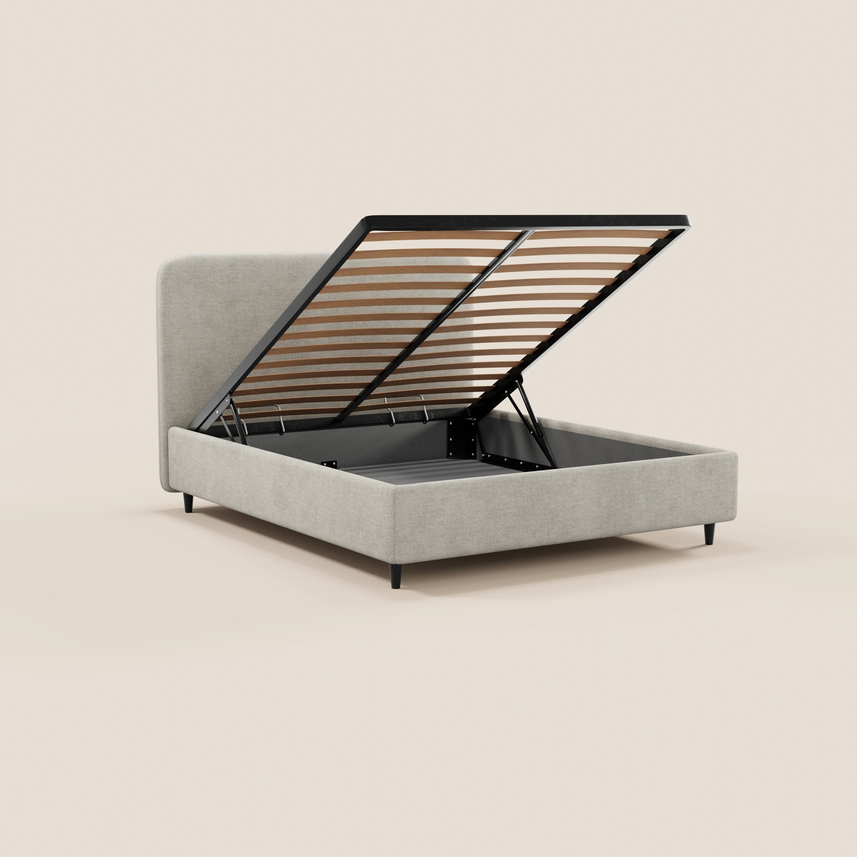 Il letto imbottito KAELOS minimal di Letti.store è caratterizzato da un tessuto in ciniglia grigio chiaro, una testiera alta e arrotondata, gambe alte nere e una base a doghe in legno sollevabile che rivela un vano portaoggetti sottostante.