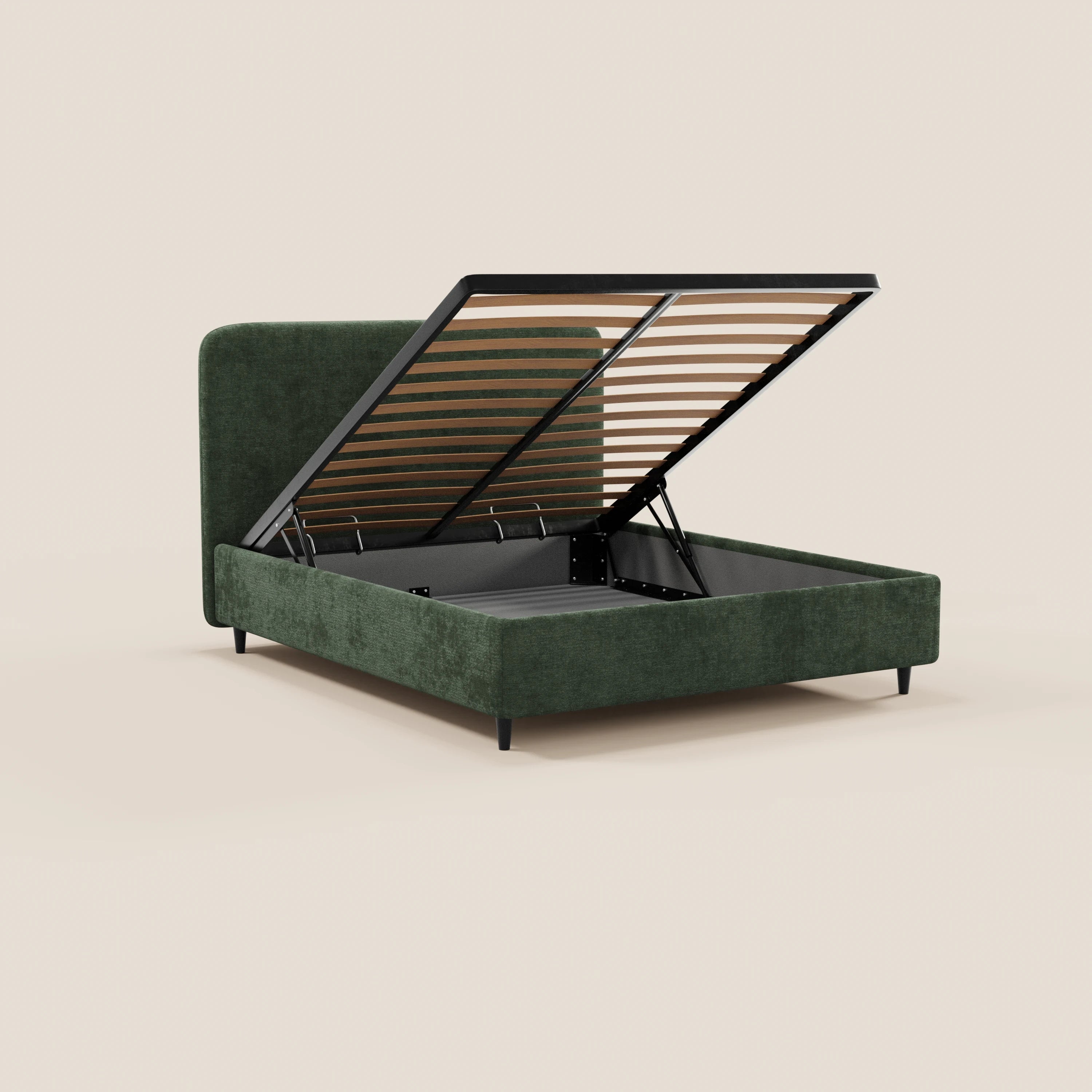 Il letto imbottito KAELOS minimal di Letti.store è rivestito in tessuto ciniglia verde, è dotato di una base contenitiva sollevabile, di una testiera alta e arrotondata e di gambe nere alte e slanciate, ed è raffigurato su uno sfondo beige chiaro a tinta unita.