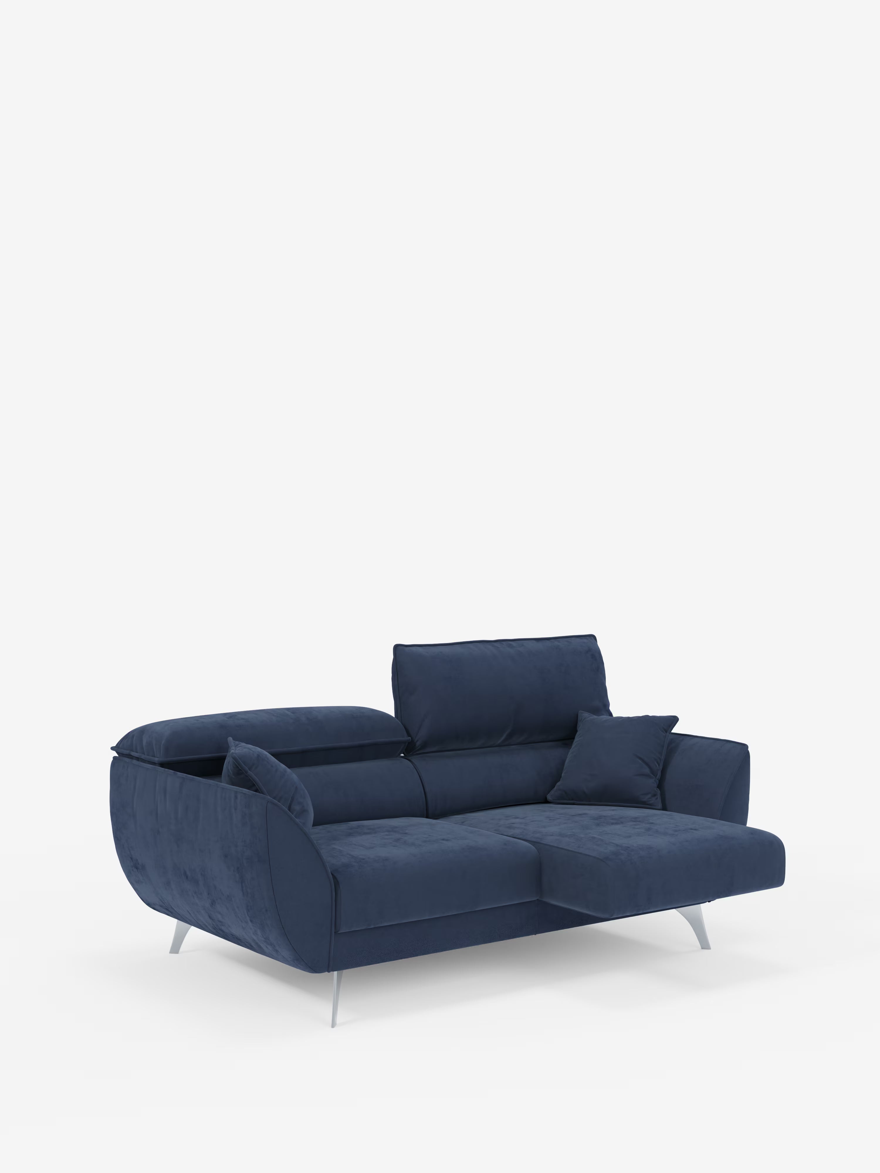 Su uno sfondo bianco a tinta unita, il divano Michelangelo a 2 e 3 posti con sedute allungabili e poggiatesta reclinabili in tessuto smacchiabile T30 di Divani.Store si presenta con un moderno tessuto blu navy, poggiatesta regolabili, due cuscini di seduta allungabili e gambe angolate in metallo. A completare il suo look contemporaneo ci sono due cuscini quadrati coordinati, perfetti per aggiungere uno stile elegante e un comfort versatile a qualsiasi ambiente moderno.