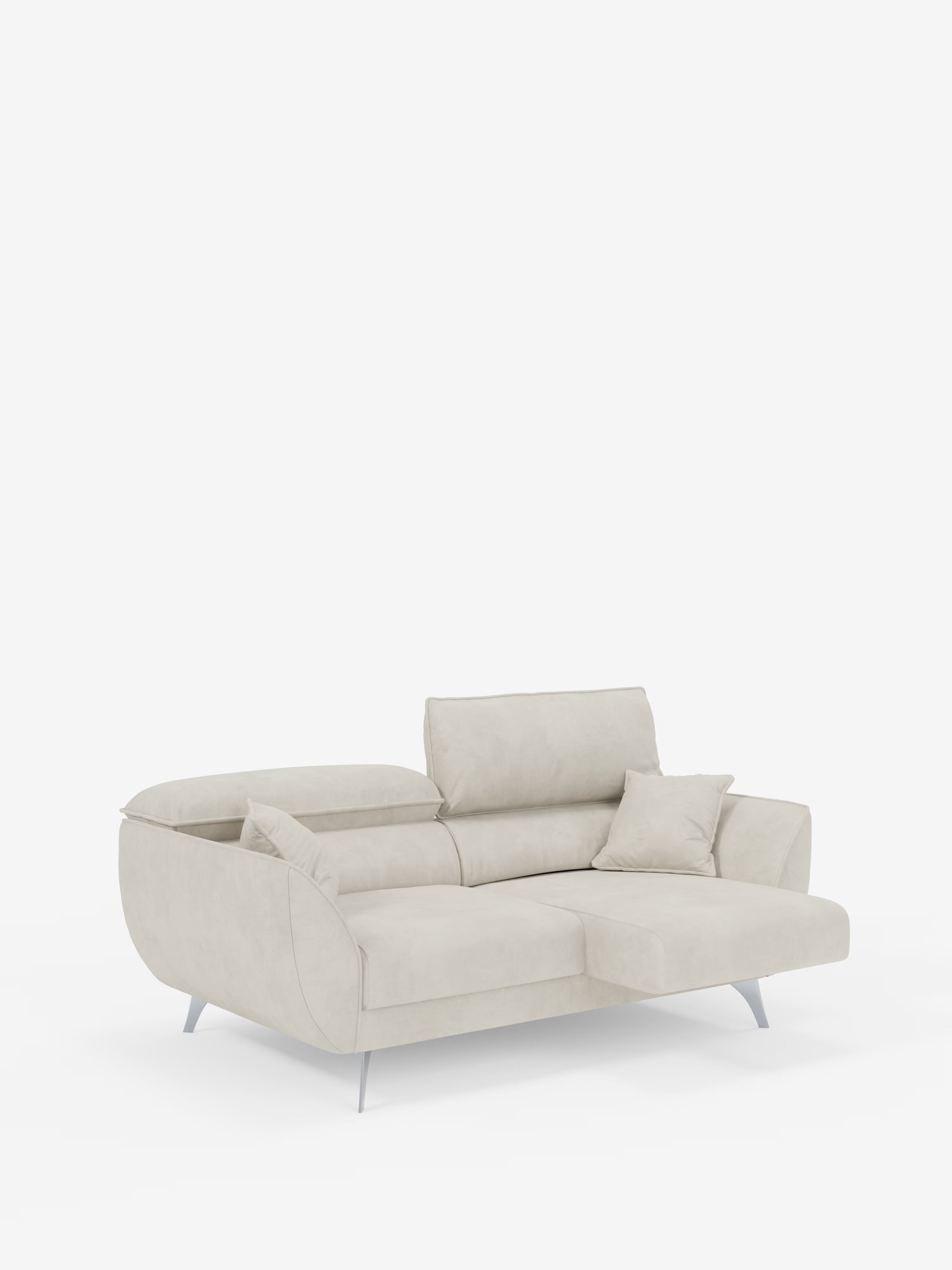 Vi presentiamo il divano Michelangelo a 2 e 3 posti con sedute allungabili e poggiatesta reclinabili in tessuto smacchiabile T30 di Divani.Store: un divano chaise longue contemporaneo color beige chiaro, caratterizzato da eleganti gambe in metallo, poggiatesta regolabili e due cuscini coordinati che risaltano su uno sfondo bianco brillante. Questo divano Michelangelo, elegante e pratico, coniuga perfettamente eleganza e versatilità per qualsiasi ambiente moderno.