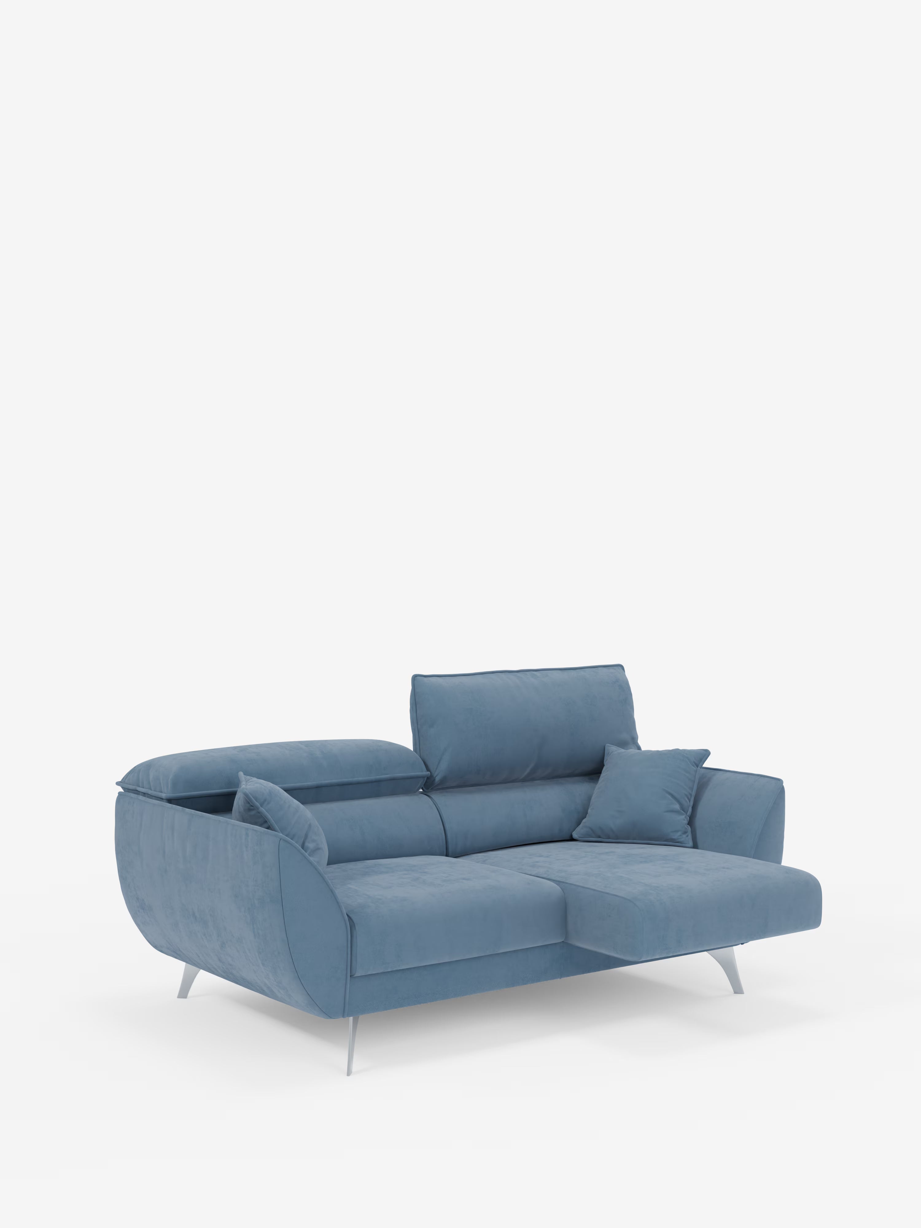 Vi presentiamo il divano Michelangelo a 2 e 3 posti di Divani.Store, un divano componibile contemporaneo di colore blu, realizzato in tessuto T30 resistente alle macchie. Questo moderno divano è dotato di sedute allungabili, poggiatesta reclinabili, eleganti gambe in metallo, una chaise longue sul lato destro, morbidi cuscini di seduta e include due cuscini blu abbinati, il tutto su uno sfondo bianco a tinta unita.